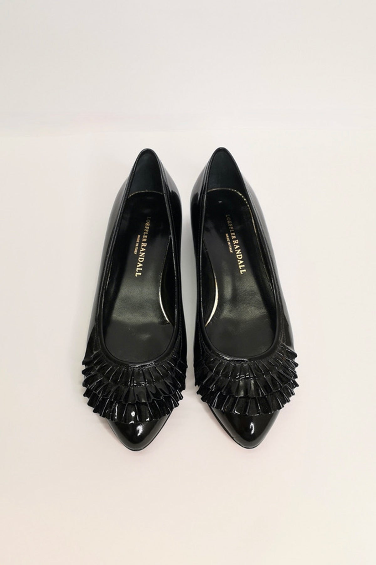Zapatos planos Delphine de charol negro con puntera redonda y detalle brillante, ideales para un look elegante y cómodo