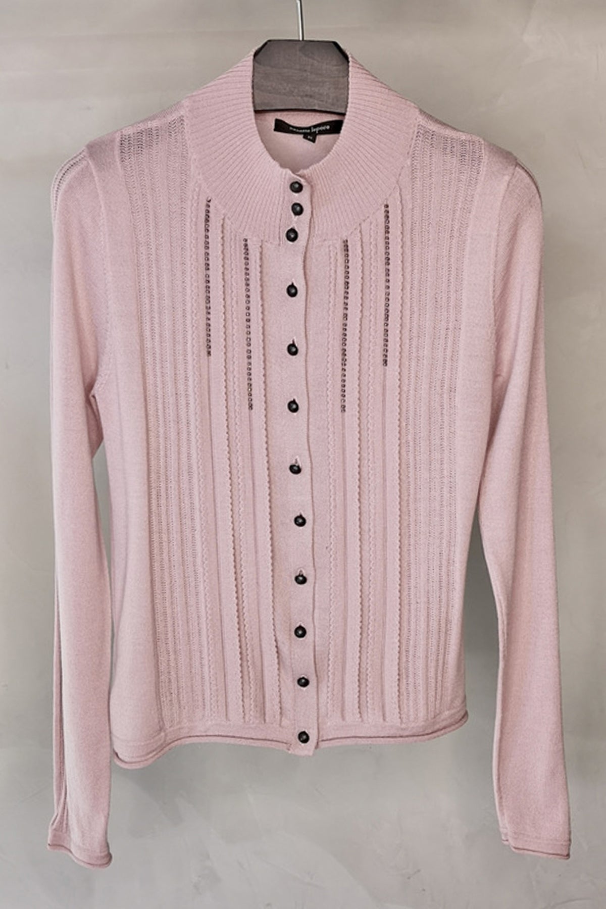 Cardigan abotonado de lana merino en color Thistle, con diseño vintage y detalles decorativos que realzan el escote