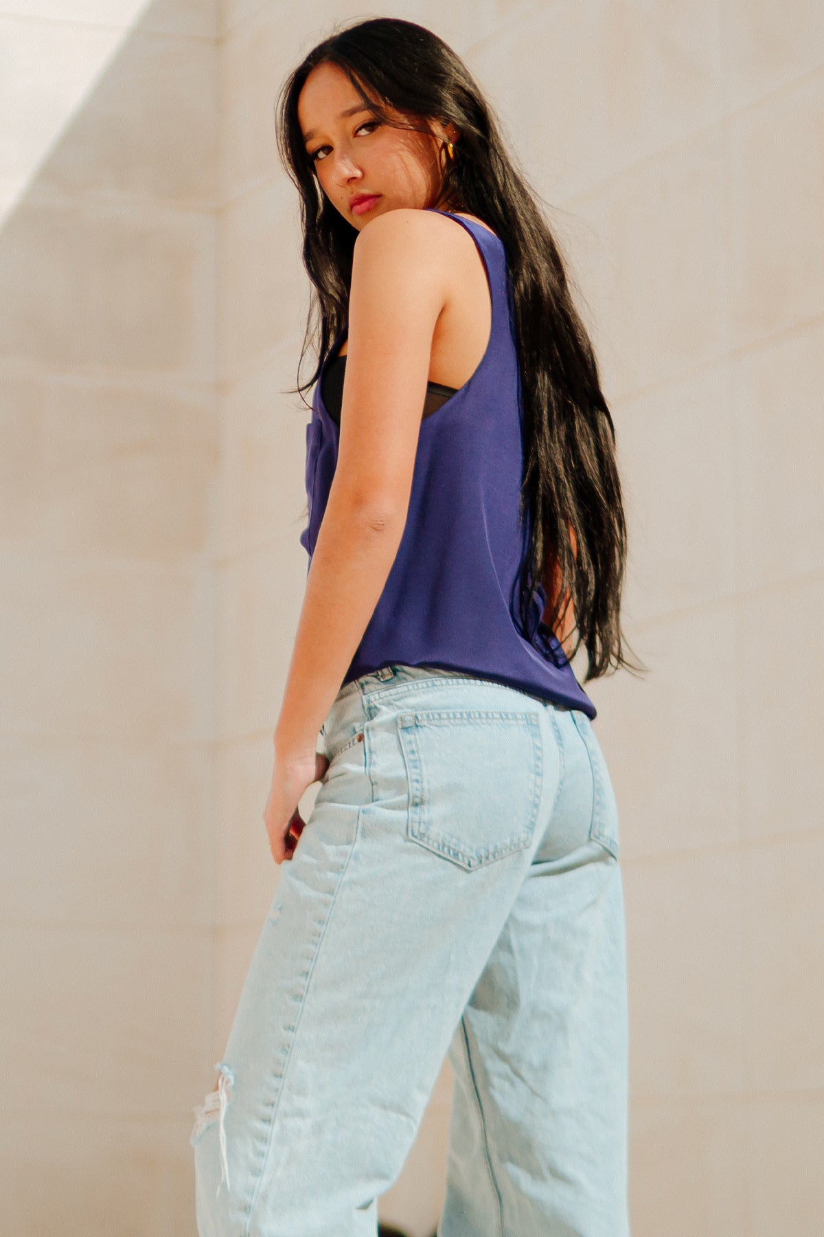 Vista lateral del top Wren de seda mostrando el ajuste delicado y el diseño ligero que favorece cualquier figura