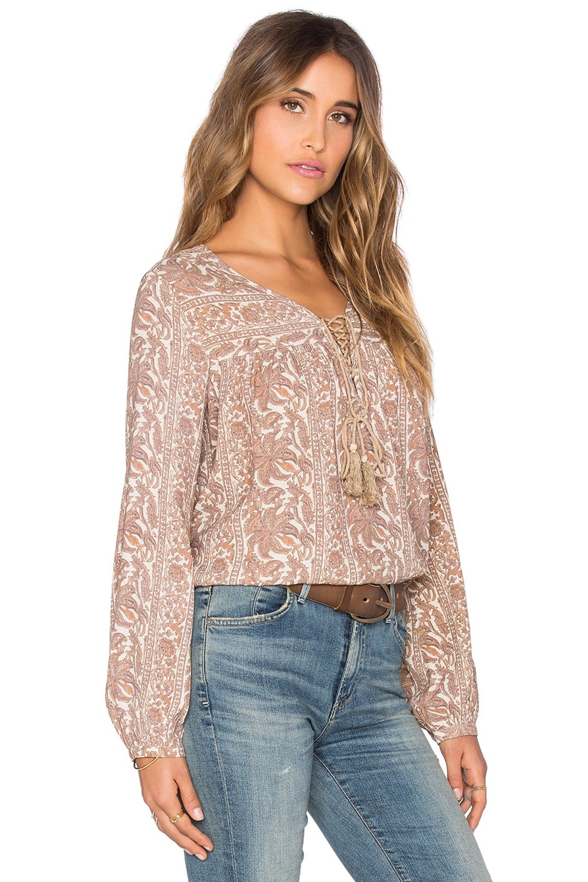 Vista lateral de la blusa marrón Sunset Meadow, diseño con cordones y caída suave perfecta para combinar con jeans y faldas