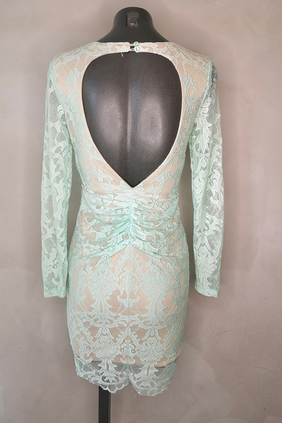 Vista trasera del vestido midi Angel Biba Lace en verde menta sobre maniquí con fondo blanco, destacando encaje y forro