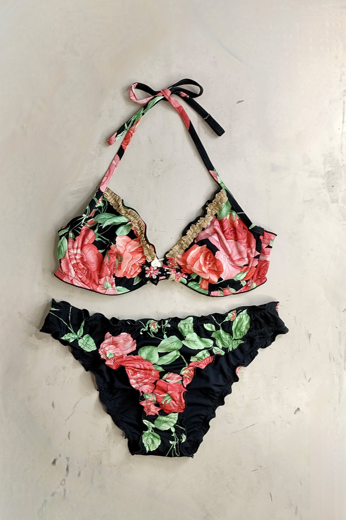 Bikini Raffaela D'Angelo Floral con estampado colorido y diseño bandeau que aporta un estilo fresco y femenino para verano
