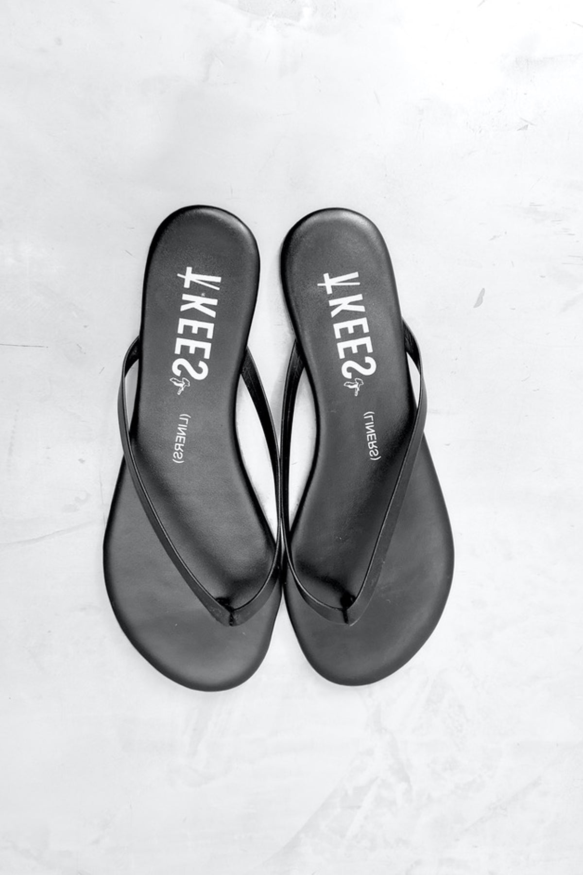 Chanclas Tkees Black Flip Flops en negro clásico, con diseño minimalista y cómodo para uso diario en verano