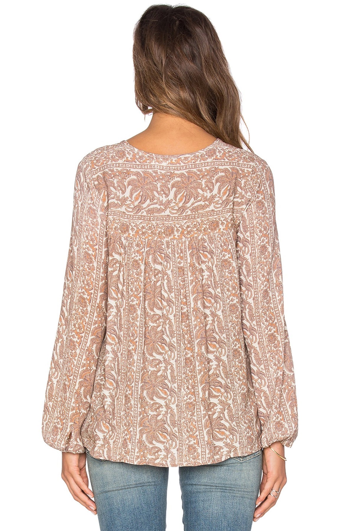 Vista trasera de la blusa marrón Sunset Meadow que resalta su diseño sencillo y femenino ideal para eventos informales