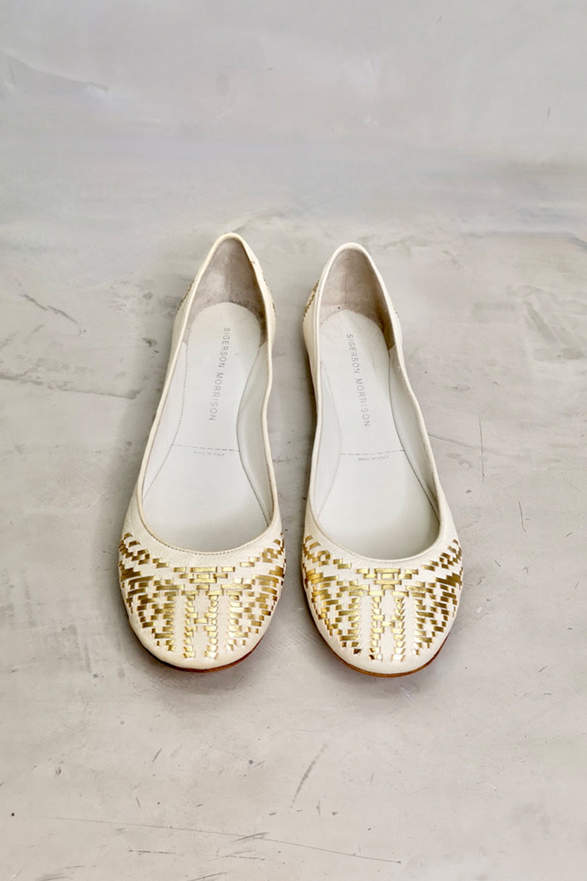 Bailarina blanca de piel con bordado dorado de Sigerson Morrison, elegante y cómoda