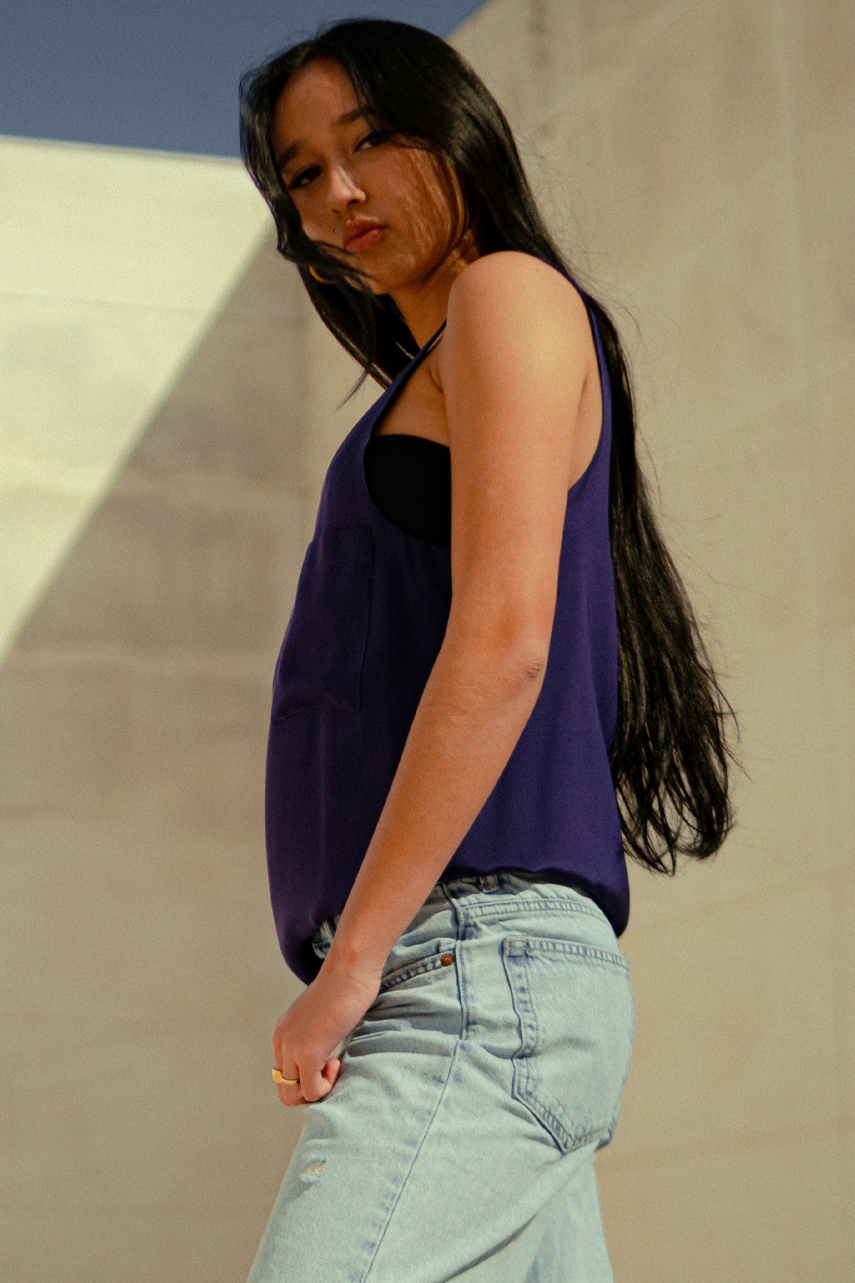 Modelo mostrando el top Wren de seda en vista lateral, destacando la caída fluida y el ajuste elegante del diseño