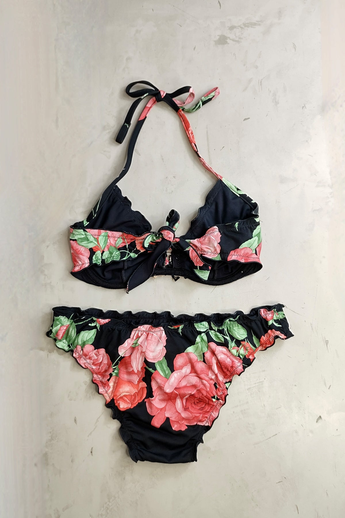 Bikini Raffaela D'Angelo Floral visto de espaldas, con tirantes ajustables y diseño que realza la figura femenina de manera natural