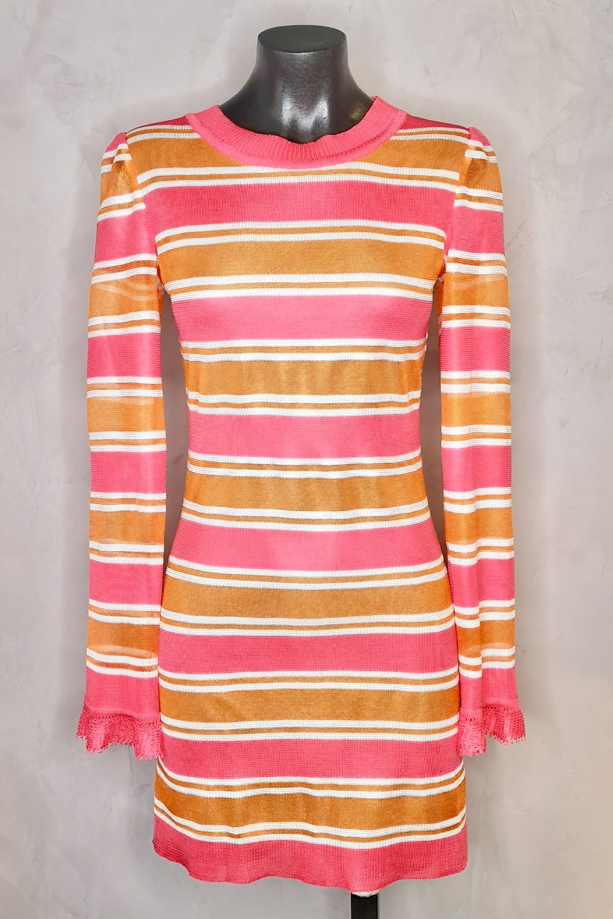 Vestido corto Piper Coral/Ocre de Kukhareva en maniquí sobre fondo blanco mostrando detalles del diseño y acabado refinado del vestido