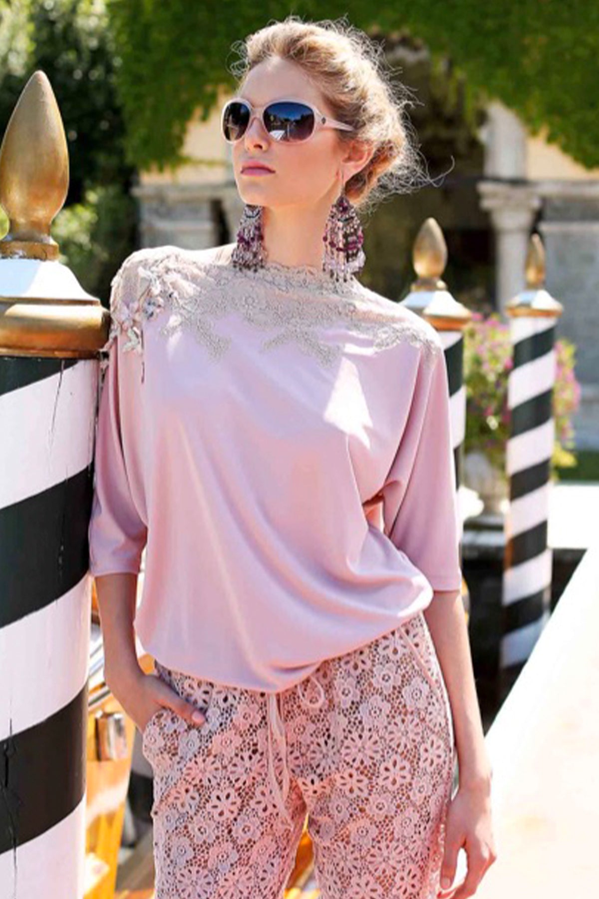 Blusa de encaje Raffaela D'Angelo color cipria con mangas 3/4 y bordado, ideal para looks elegantes y femeninos sobre fondo neutro