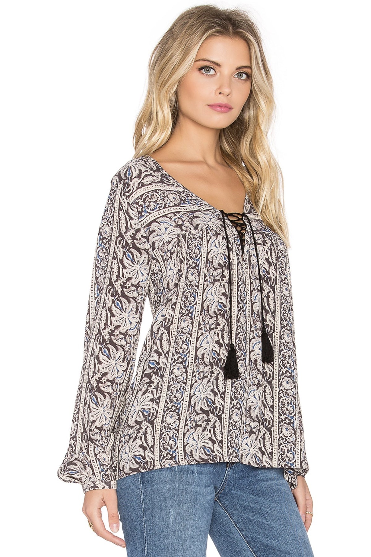 Vista lateral de la blusa negra Sunset Meadow con mangas largas y ajuste fluido, perfecta para un look relajado y elegante