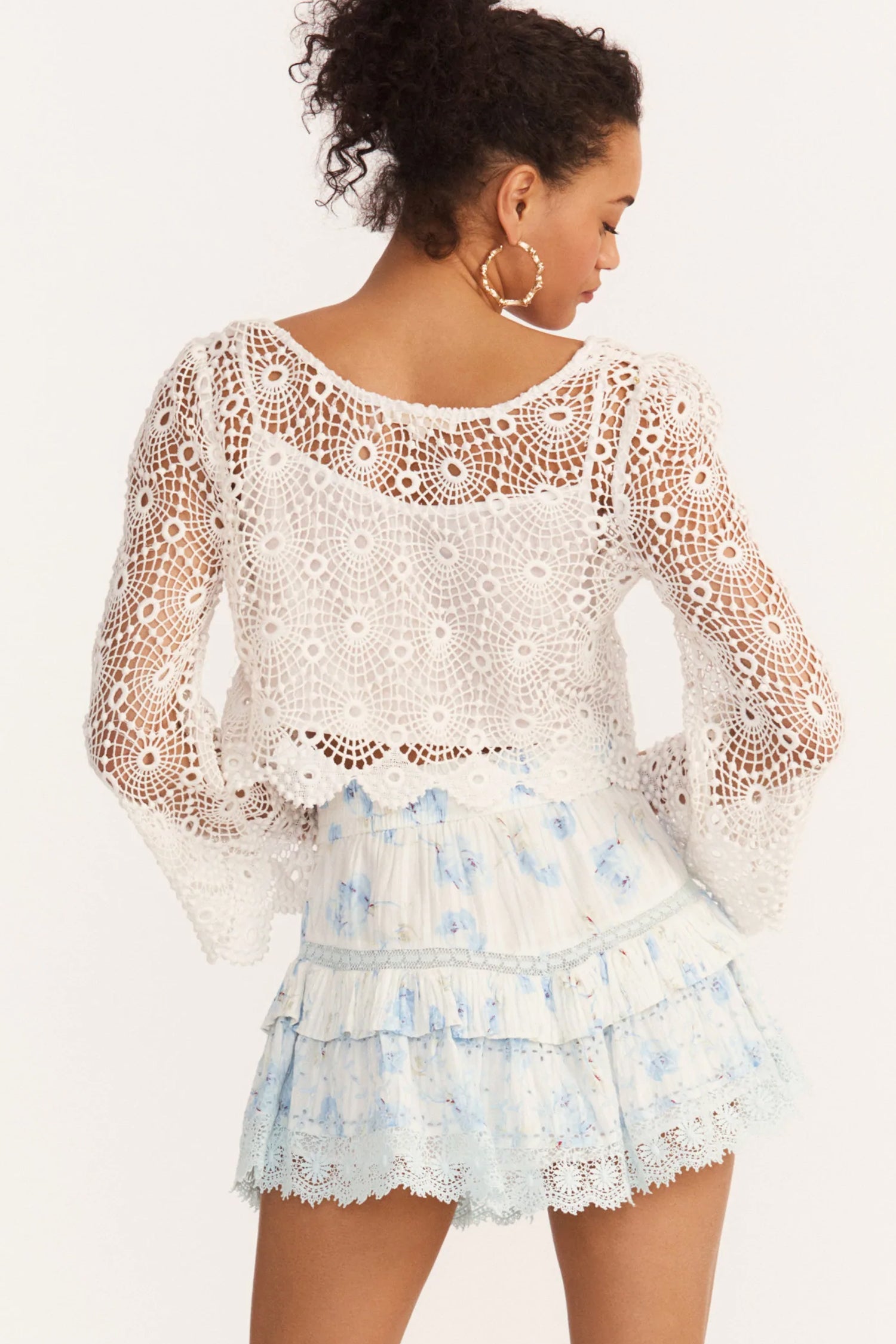 Tanisha skirt LoveShackFancy Santa Rosa River bordada con ojales, crochet en cintura y estampado combinación bote mostrada en vista trasera