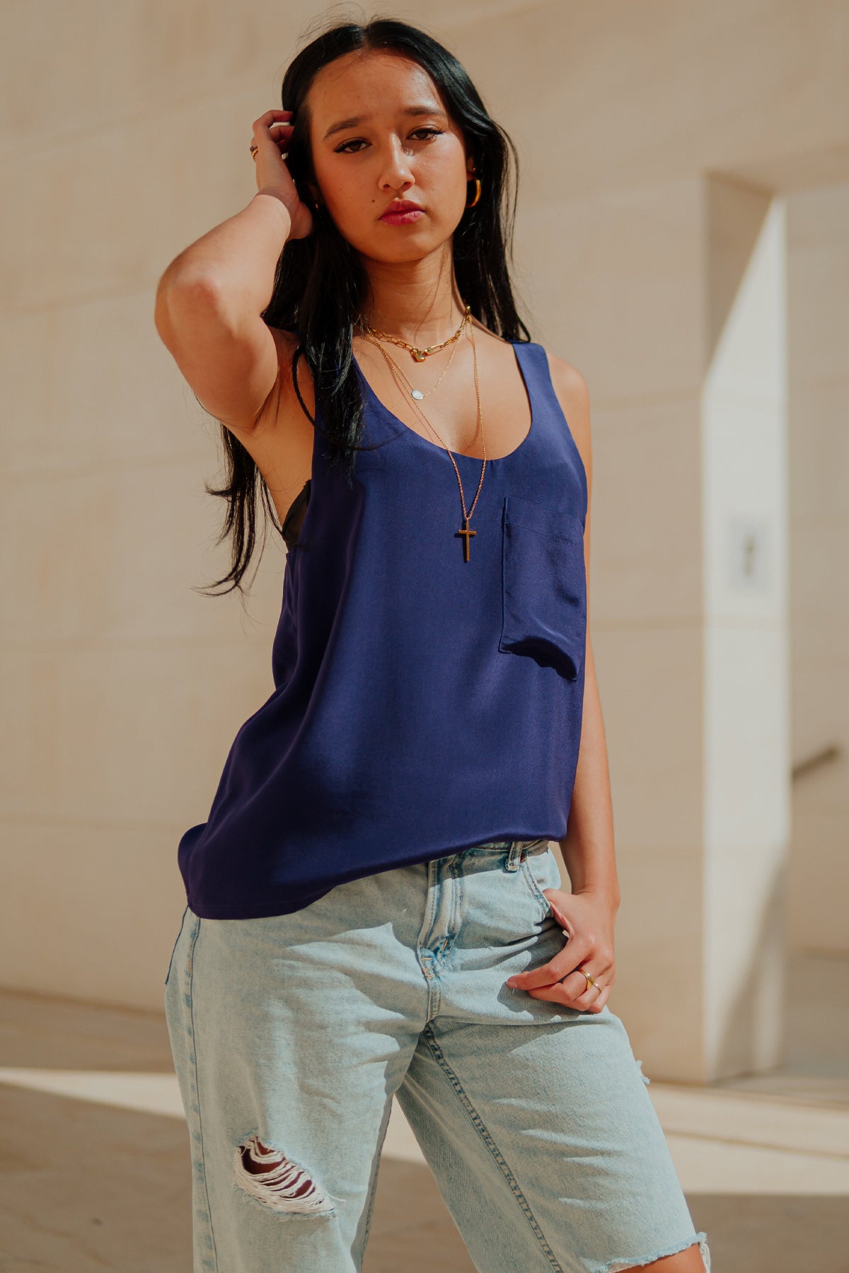 Modelo con top Wren de seda en color lilac, ideal para combinar con prendas formales o looks casuales chic