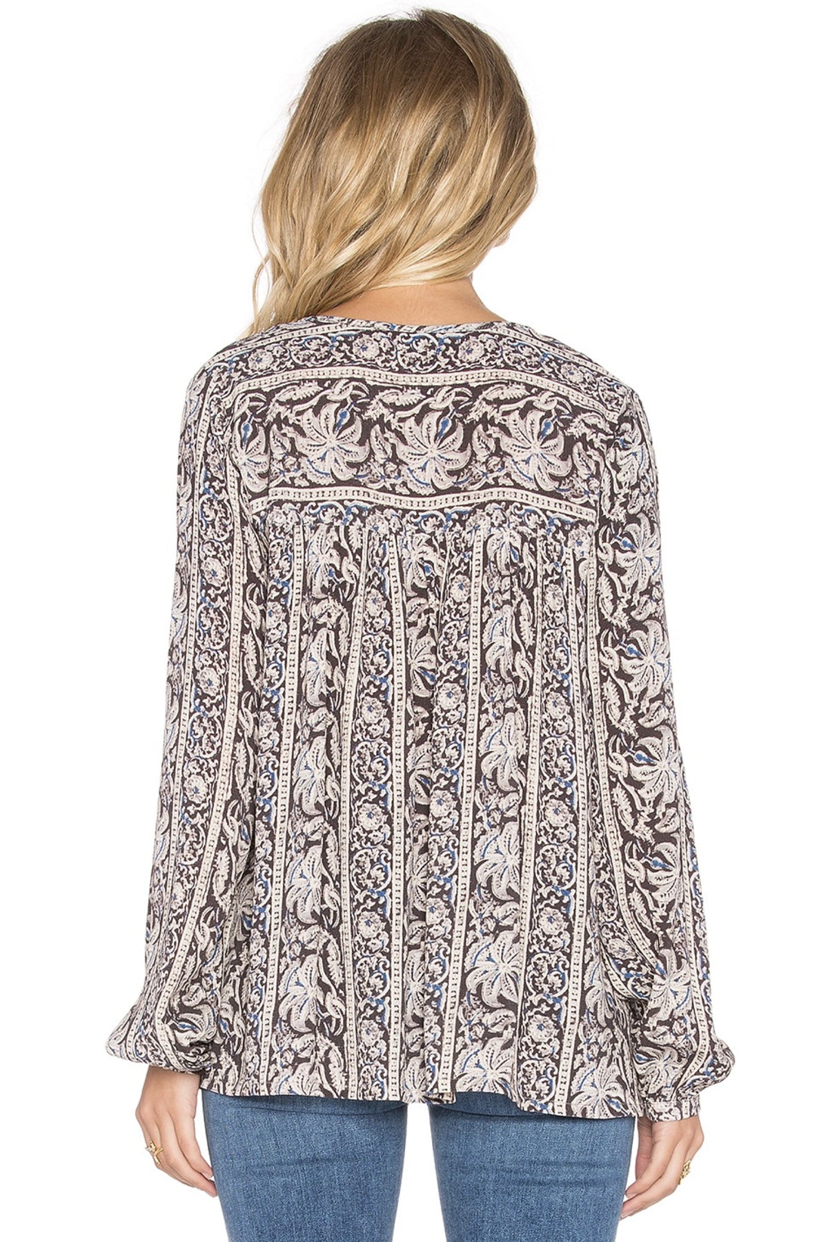 Vista trasera de la blusa Sunset Meadow negra, resaltando su diseño sencillo y elegante para ocasiones especiales