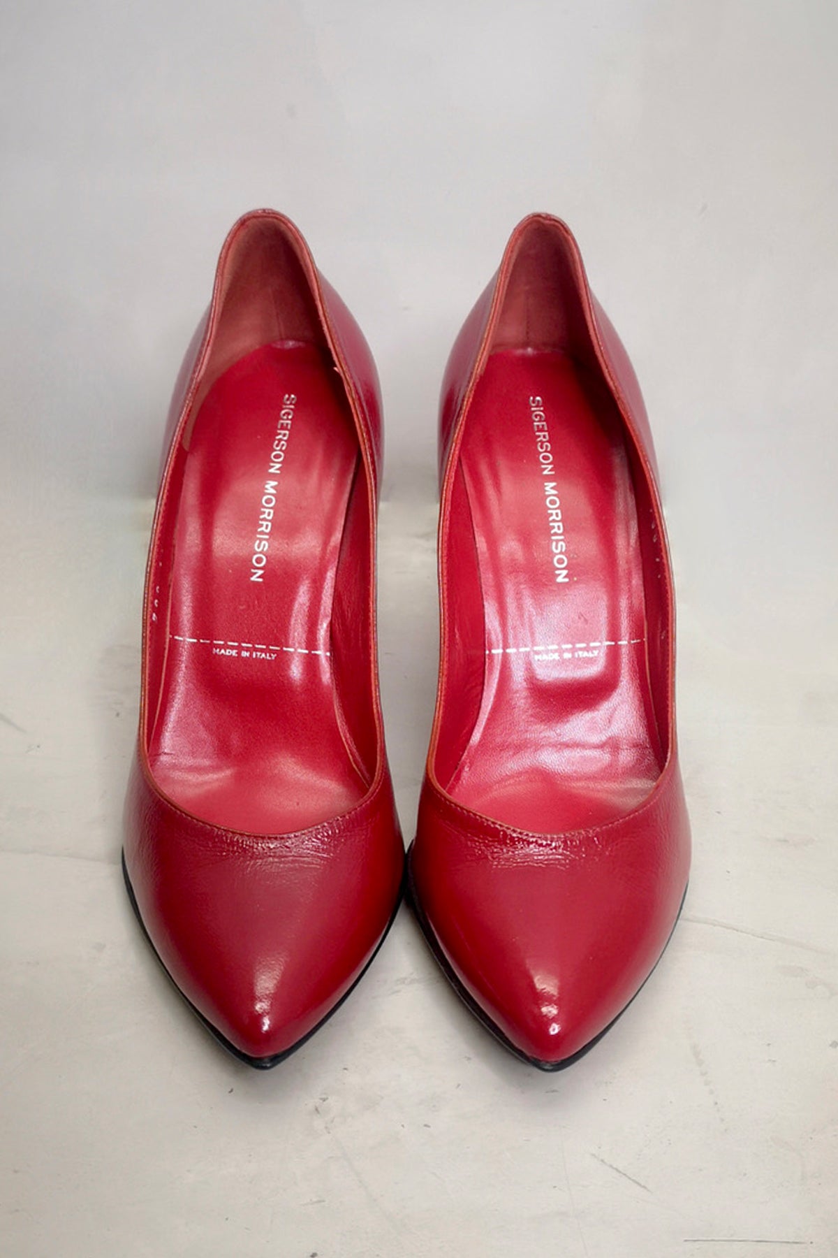 Perspectiva superior de los pumps Sigerson Morrison en piel roja mostrando la curvatura y confort del escote bajo