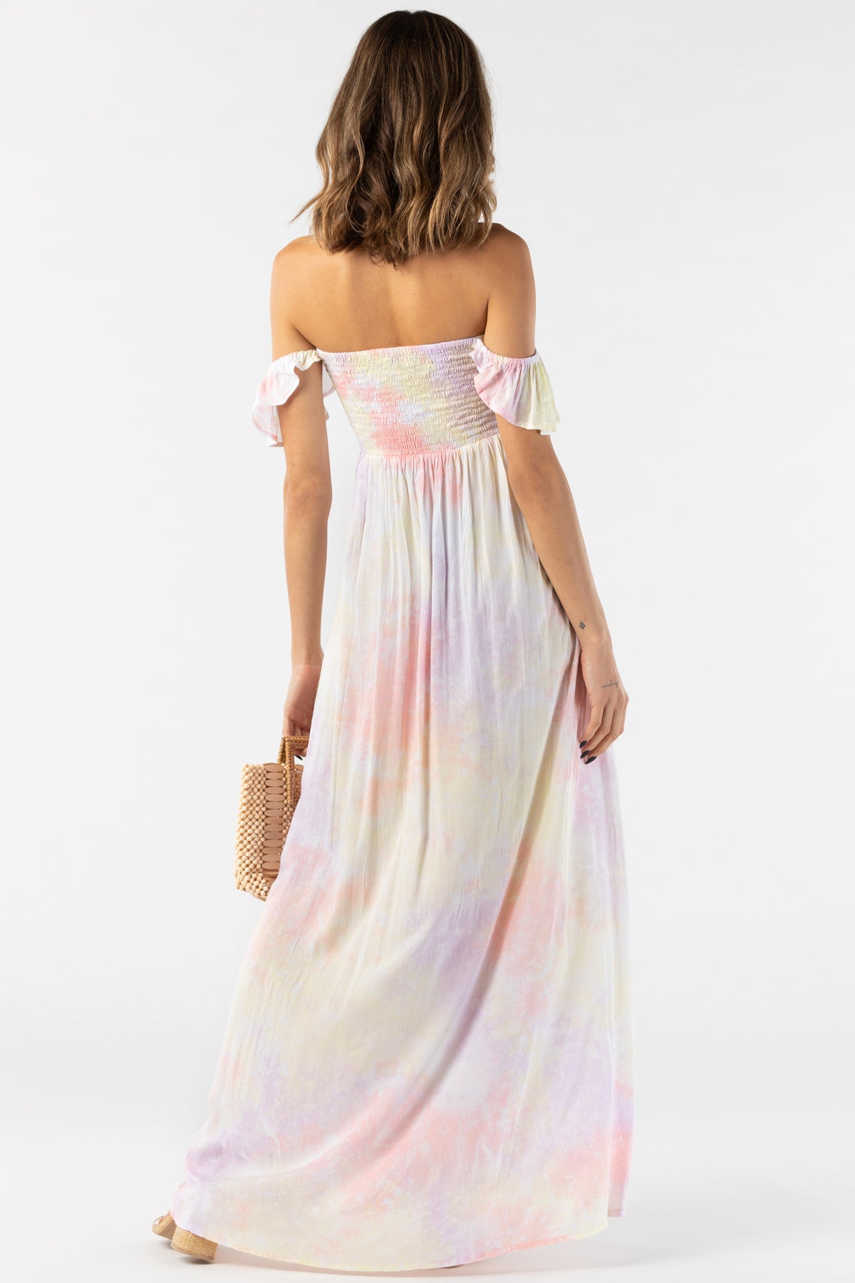 Vista trasera del vestido maxi Tiare Hawaii Hollie mostrando el diseño fluido y estampado degradado en salmón, amarillo y violeta