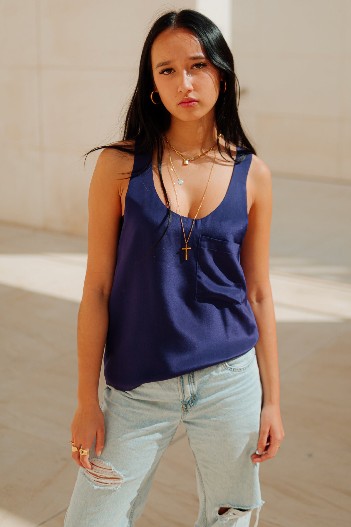 Modelo posando de frente con el top Wren de seda, combinando un estilo femenino y sofisticado para cualquier ocasión