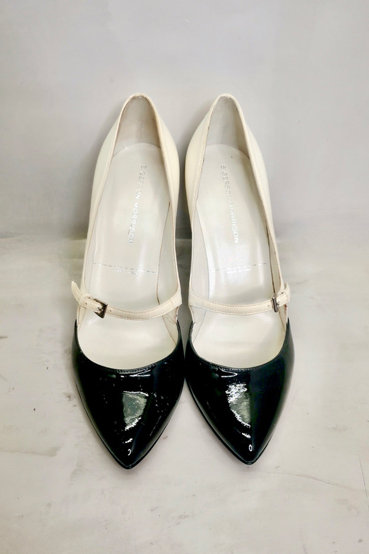 Perspectiva desde arriba de los Sigerson Morrison Black & White con diseño redondo, una sola suela y acabado elegante