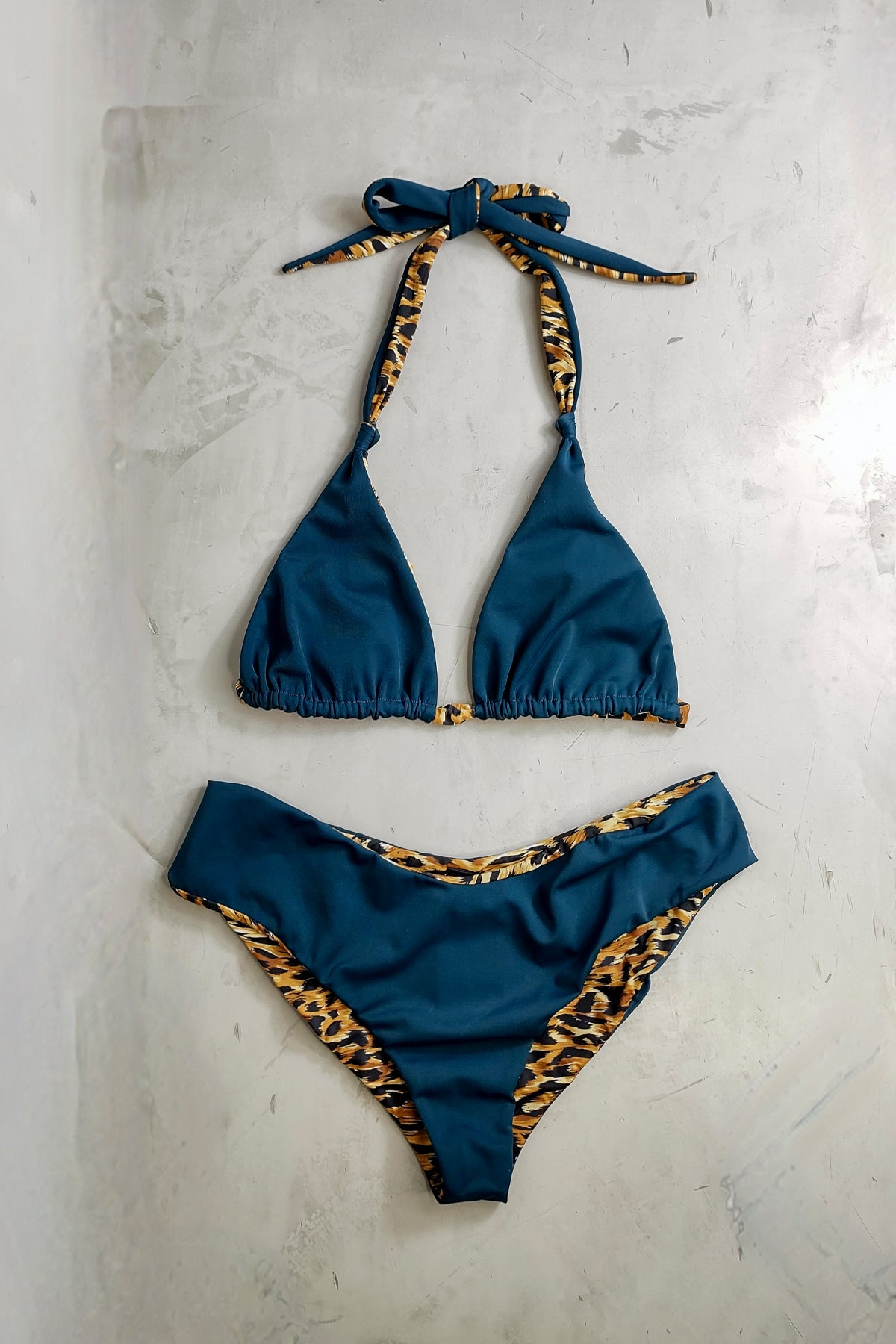 Bikini Falco visto de frente sobre fondo blanco, con top y braguita azul oscuro, diseño minimalista y acabado de alta calidad