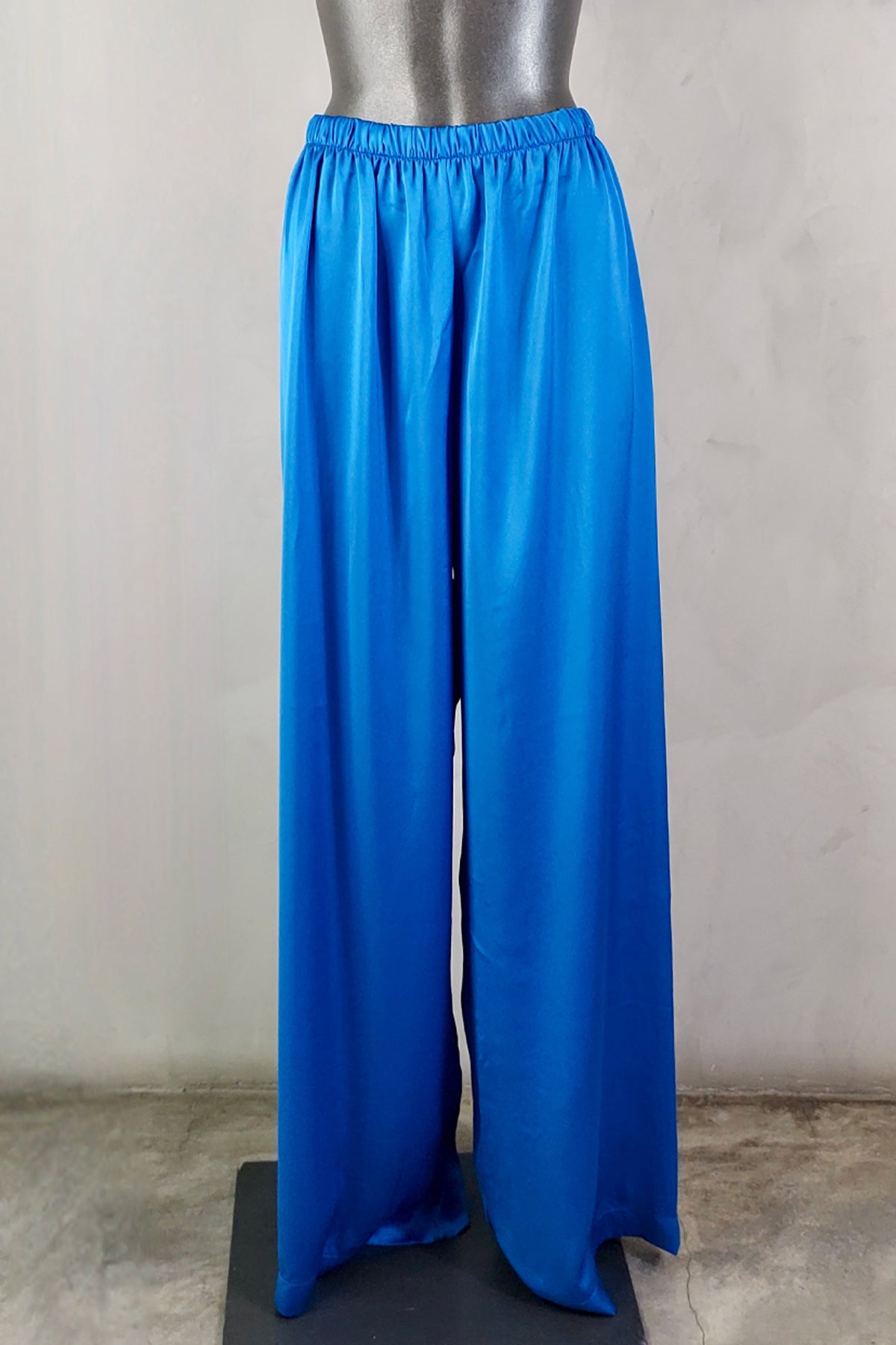Pantalones Margherita Mazzei en seda azul vibrante con cintura ajustable y diseño de pierna ancha para un estilo sofisticado
