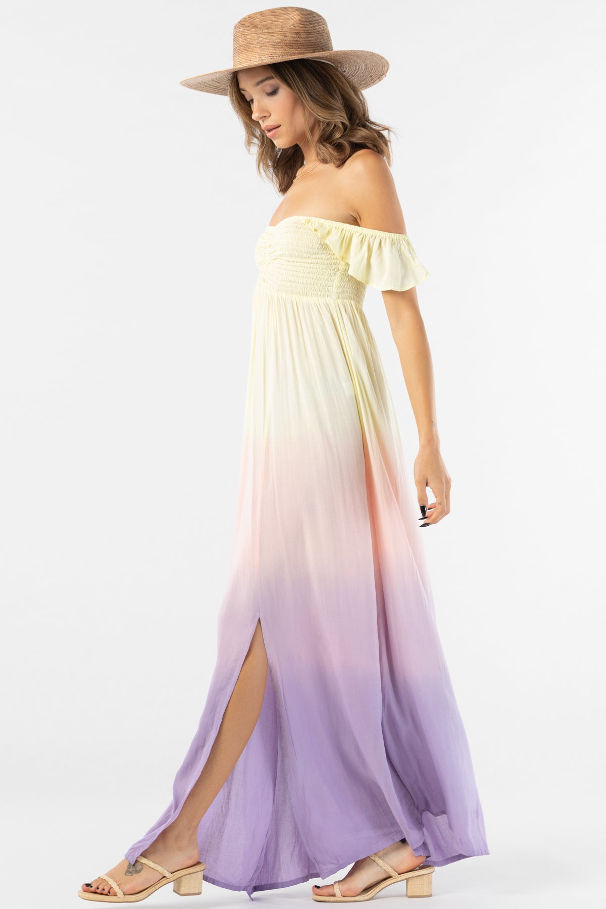 Vestido largo Hollie de perfil con degradado amarillo lavanda mangas volantes y silueta favorecedora talla única