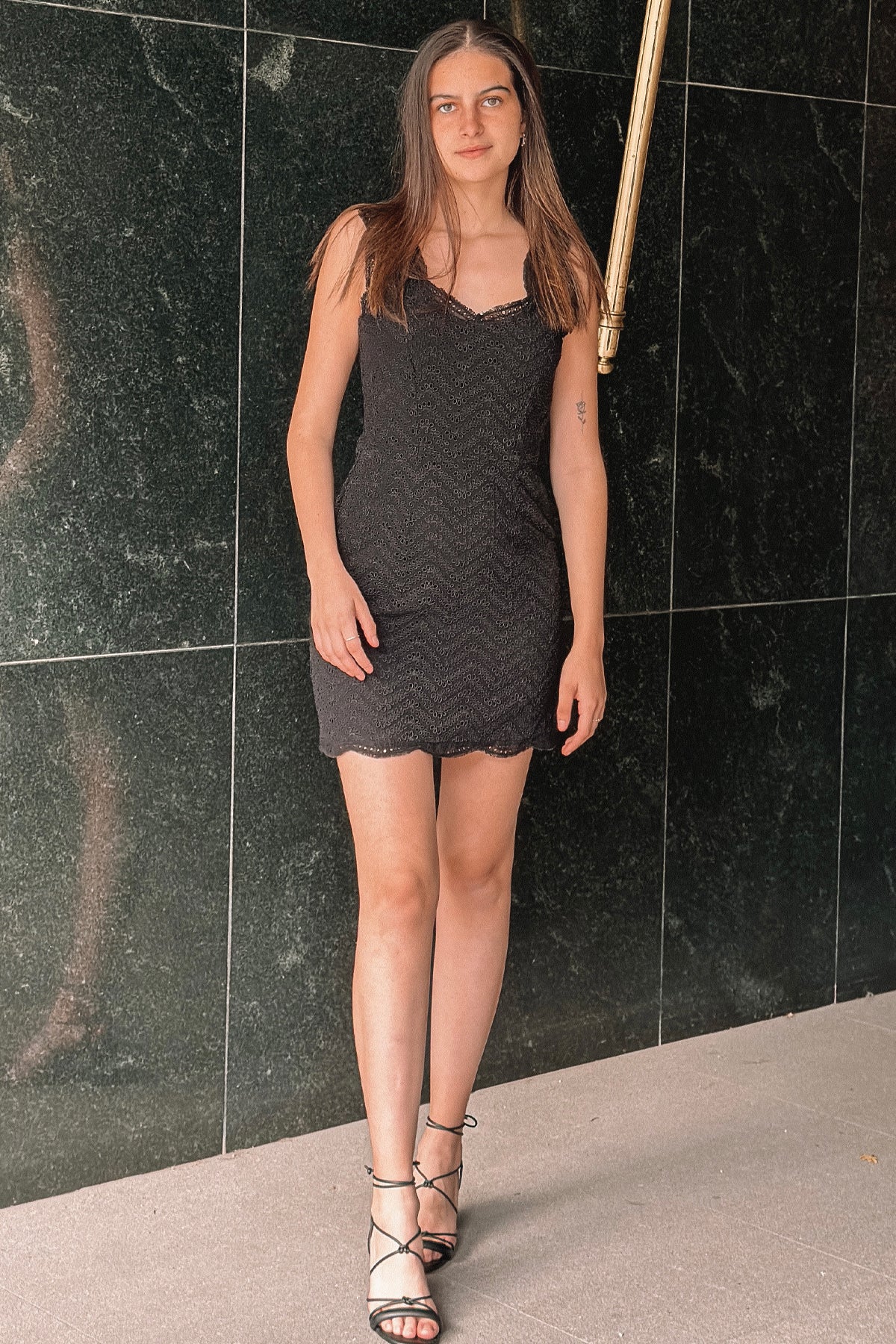Vestido corto Joie Rori en encaje eyelash negro sin mangas con cremallera lateral y falda plisada para eventos elegantes