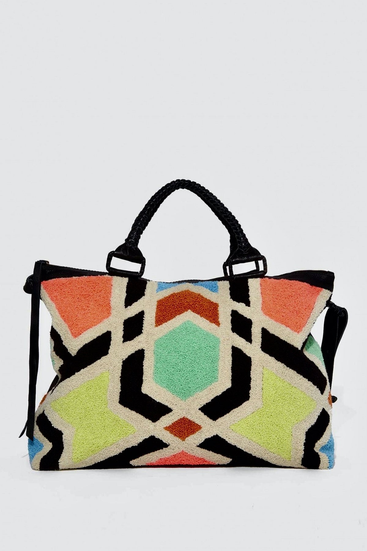 Cleobella Avalon Mosaic Bag con textura detallada y asa larga perfecta para combinar con outfits casuales y elegantes