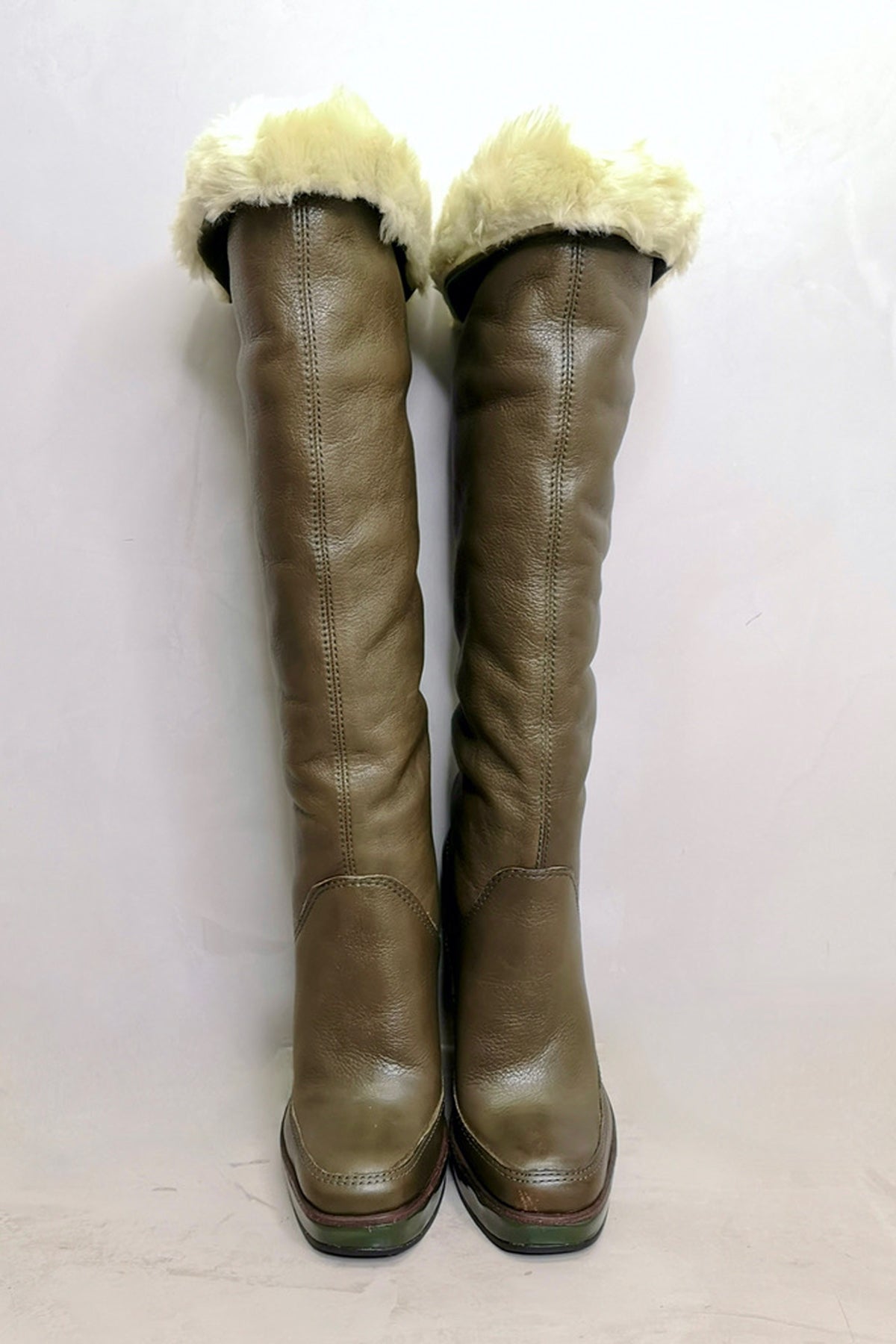 Botas Michael Kors Altitude en piel negra con diseño moderno y tacón alto para un estilo elegante y sofisticado en invierno