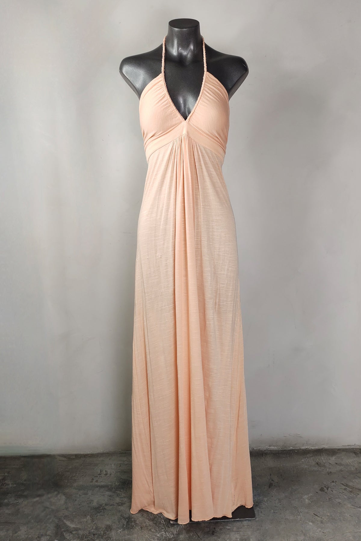 Maniquí con vestido maxi T Bags Los Angeles color salmon claro en vista frontal sobre fondo neutro, realzando escote y silueta elegante