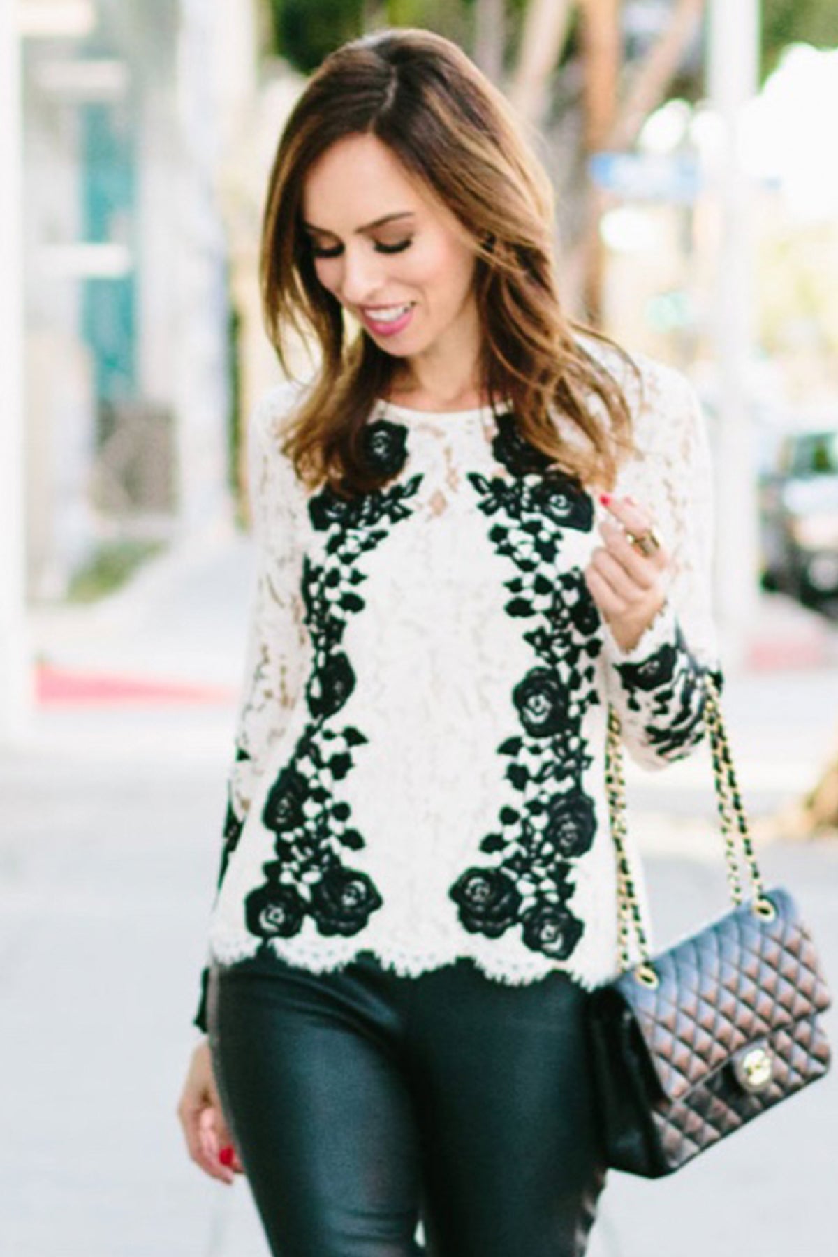 Modelo de frente con top Hannah Saylor en crema y negro, encaje delicado y forro interior elegante para eventos chic