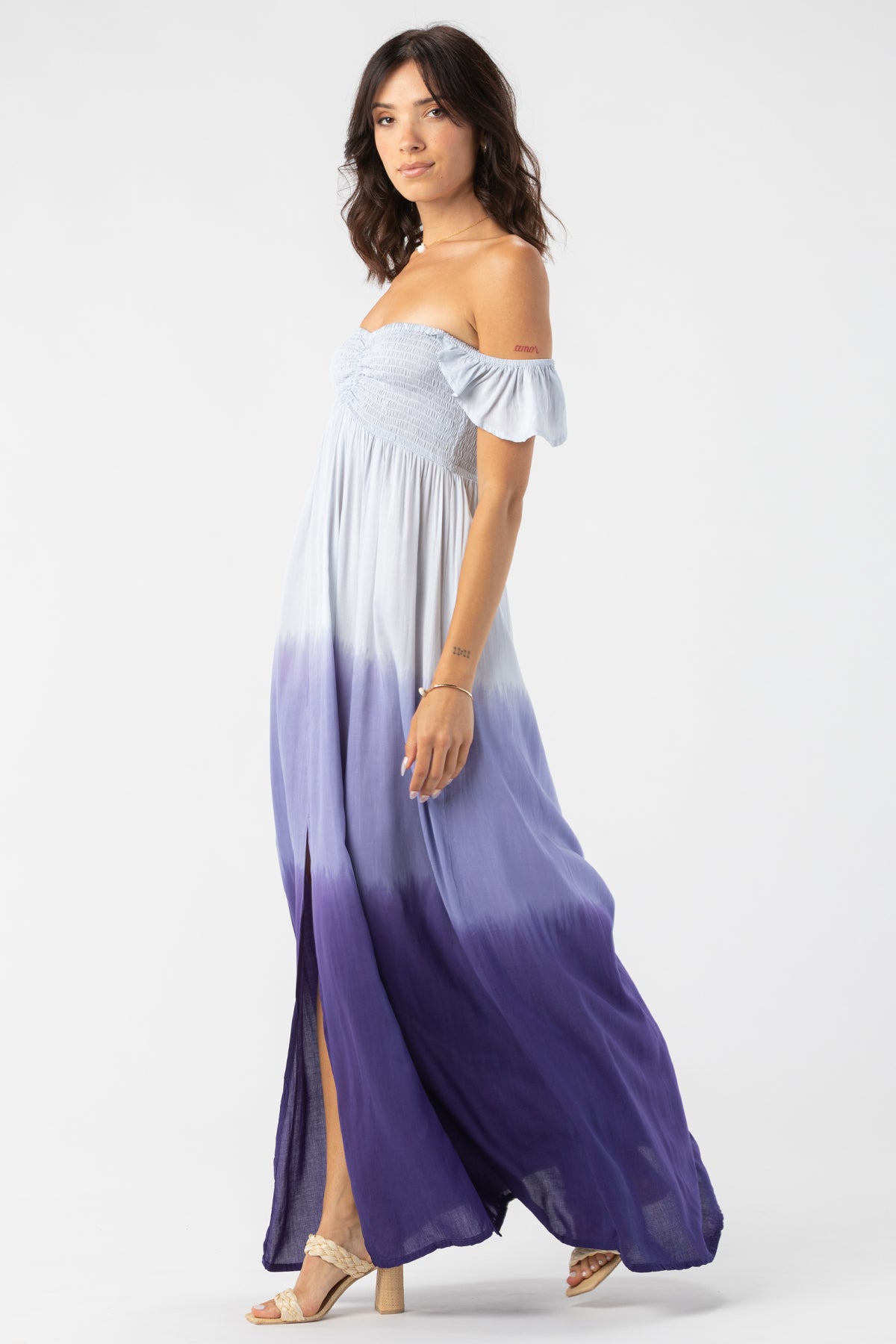 Vista lateral del vestido maxi Tiare Hawaii Hollie en degradado blanco a índigo con caída fluida y diseño cómodo para un estilo elegante