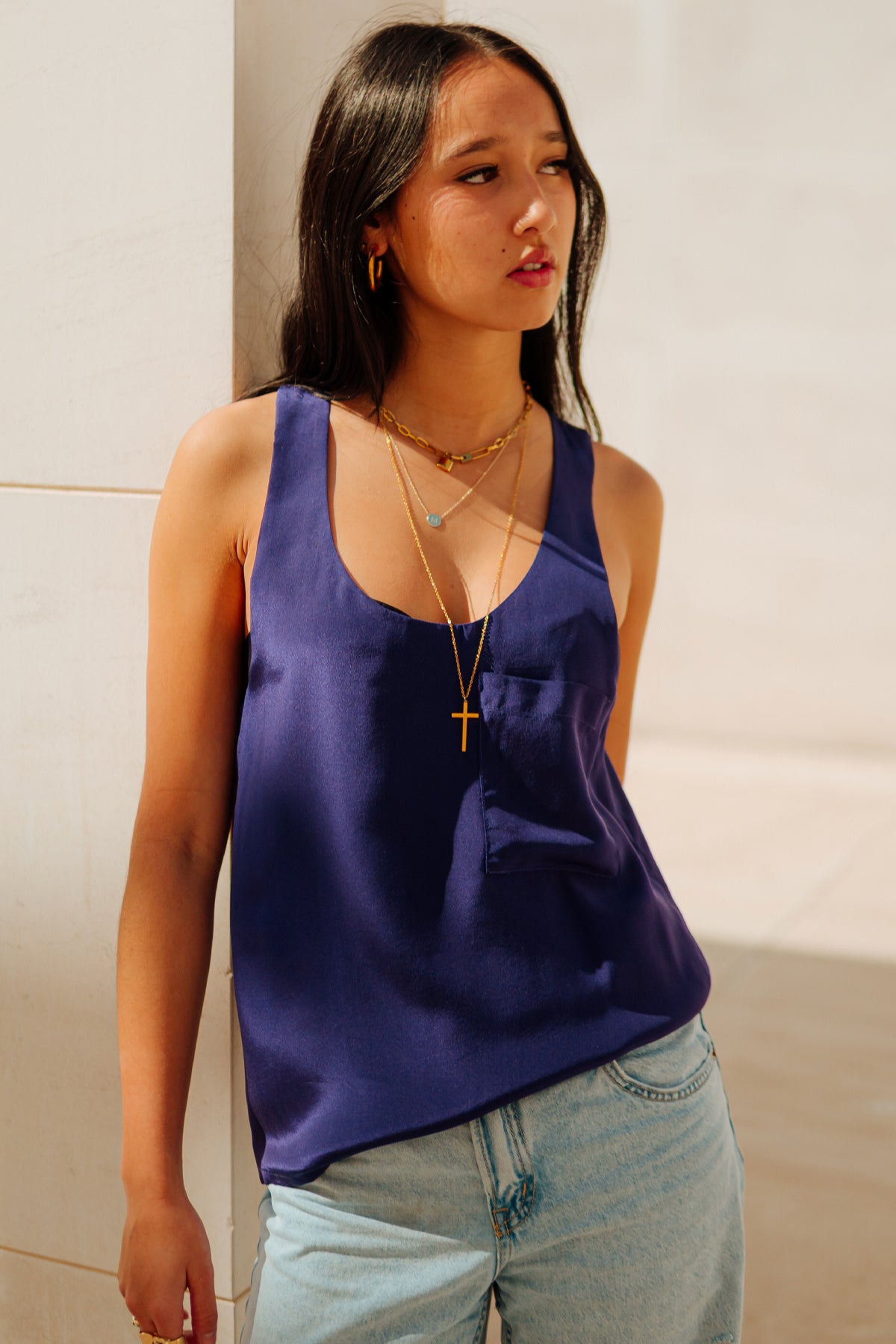 Imagen frontal de la modelo con top Wren de seda, resaltando el escote y la textura ligera de la seda