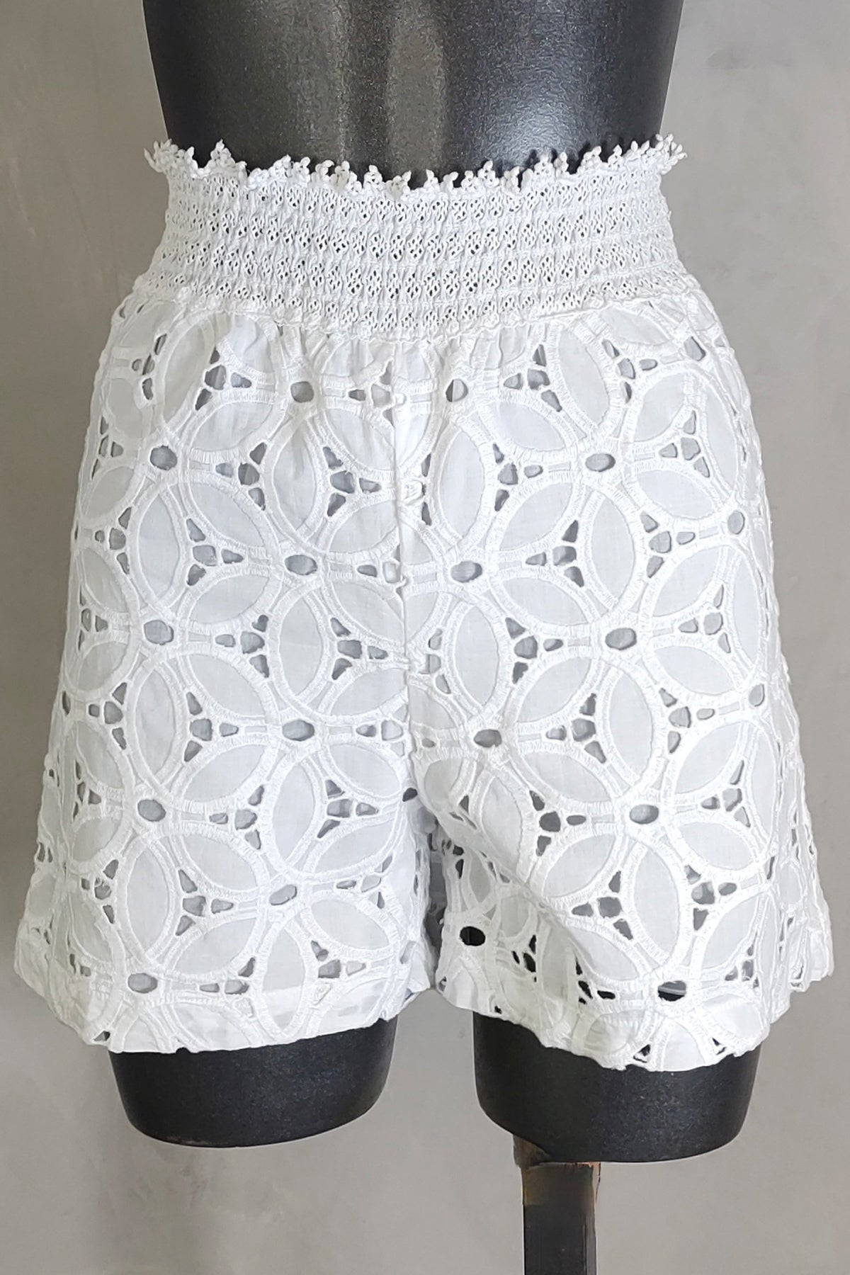 Imagen de los Temptation Positano Kenya Shorts vistos desde atrás en maniquí, destacando el bordado artesanal y corte recto cómodo