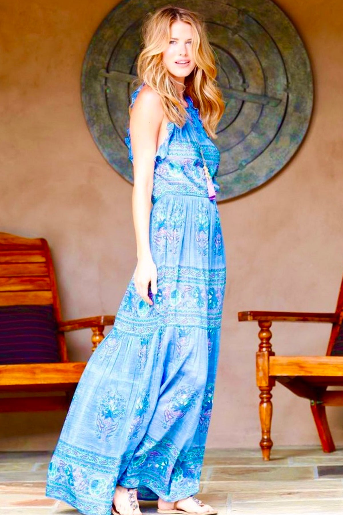 Vista lateral del vestido maxi Bell con volante en sisa y elegante caída fluida de voile estampado sobre fondo neutro