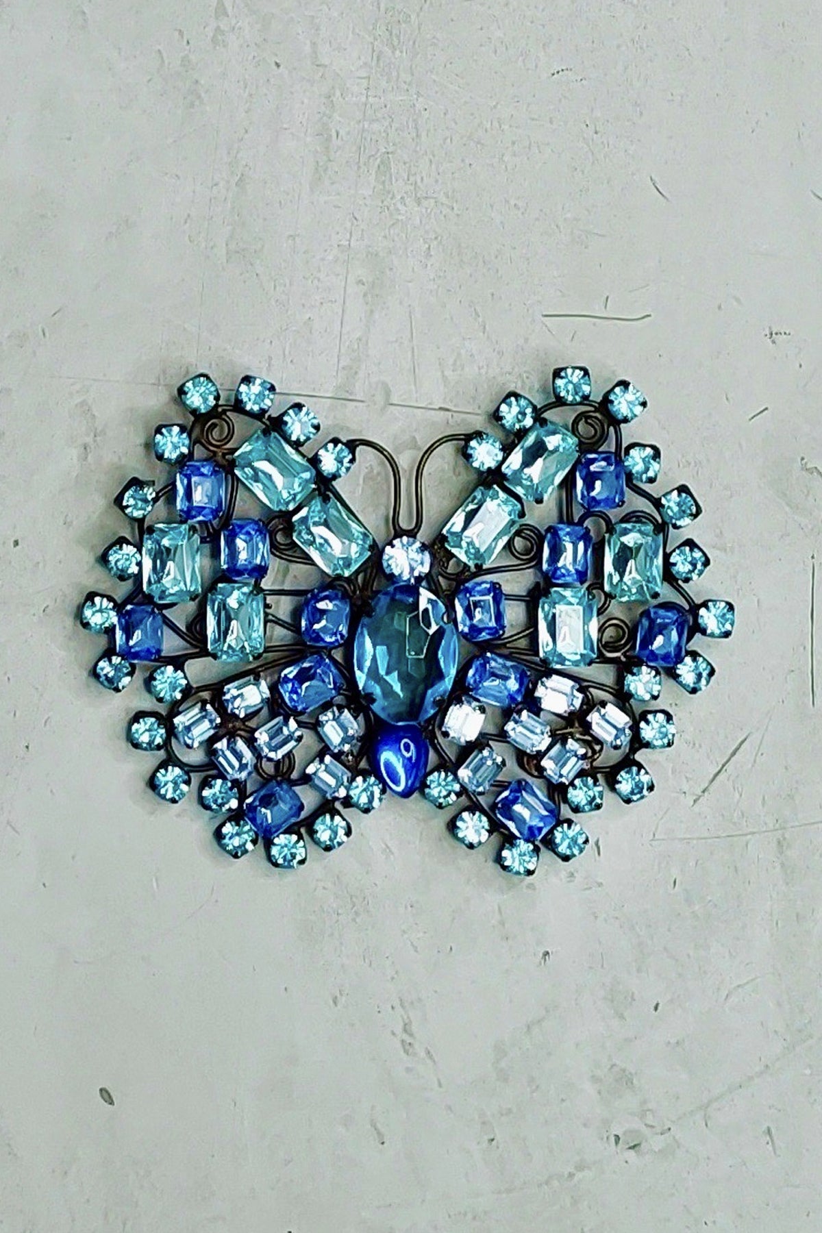 Broche mariposa grande Luisa Beccaria con cristales brillantes, diseño delicado para complementar prendas elegantes y exclusivas