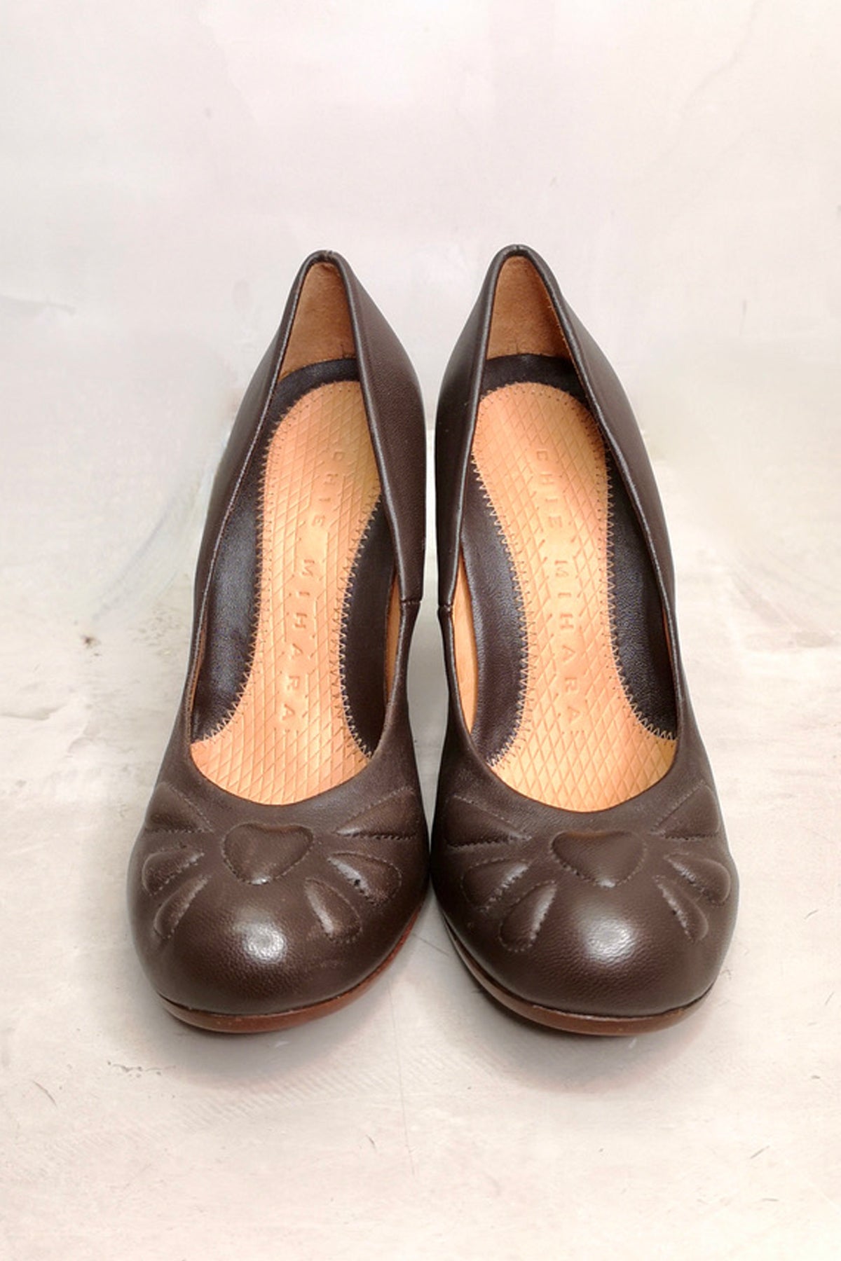 Vista superior de los zapatos Chie Mihara Owen con tacón medio en piel negra, diseño cómodo y sofisticado para mujer