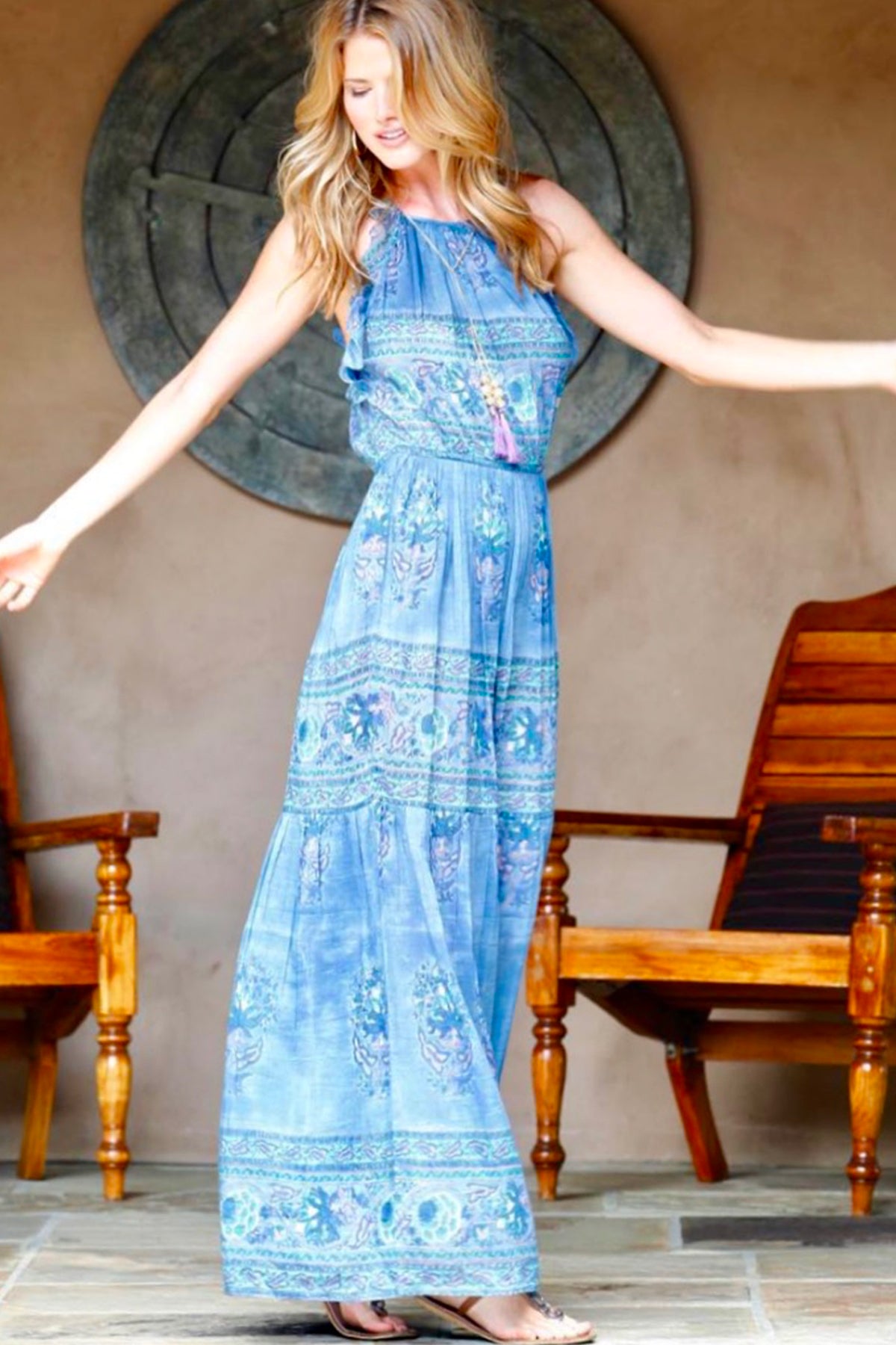 Modelo posando con vestido largo Bell Ruffled Armhole destacando faldón fluido de voile estampado y cintura definida