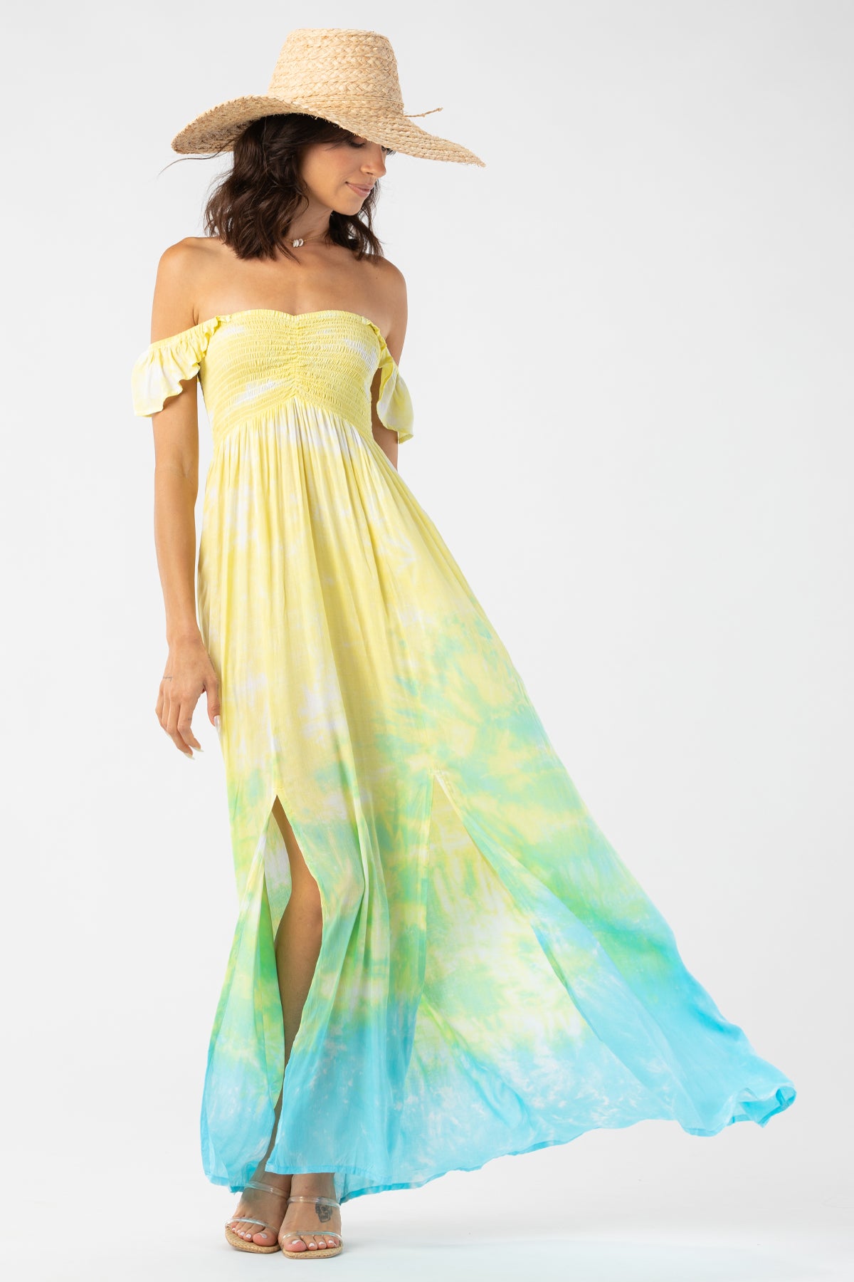 Modelo con vestido maxi Tiare Hawaii Hollie en degradado amarillo y verde con diseño fluido y estilo veraniego fresco y elegante