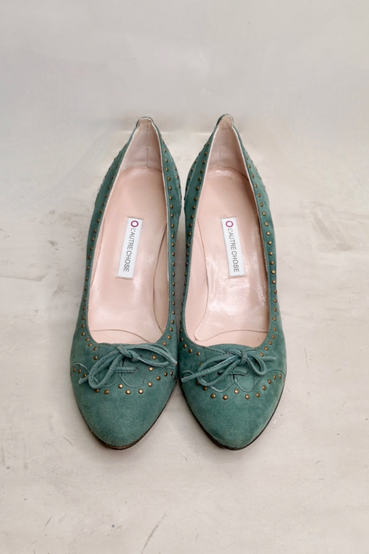 Vista superior de los zapatos L'Autre Chose beige con tacón medio, diseño elegante y plantilla acolchada para máxima comodidad