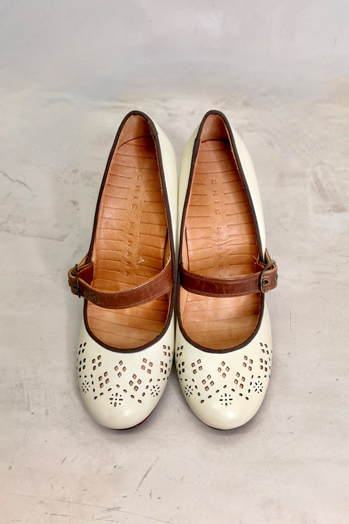 Vista superior de los zapatos Chie Mihara Crio en piel marrón con tacón medio, diseño cómodo y elegante para mujer moderna