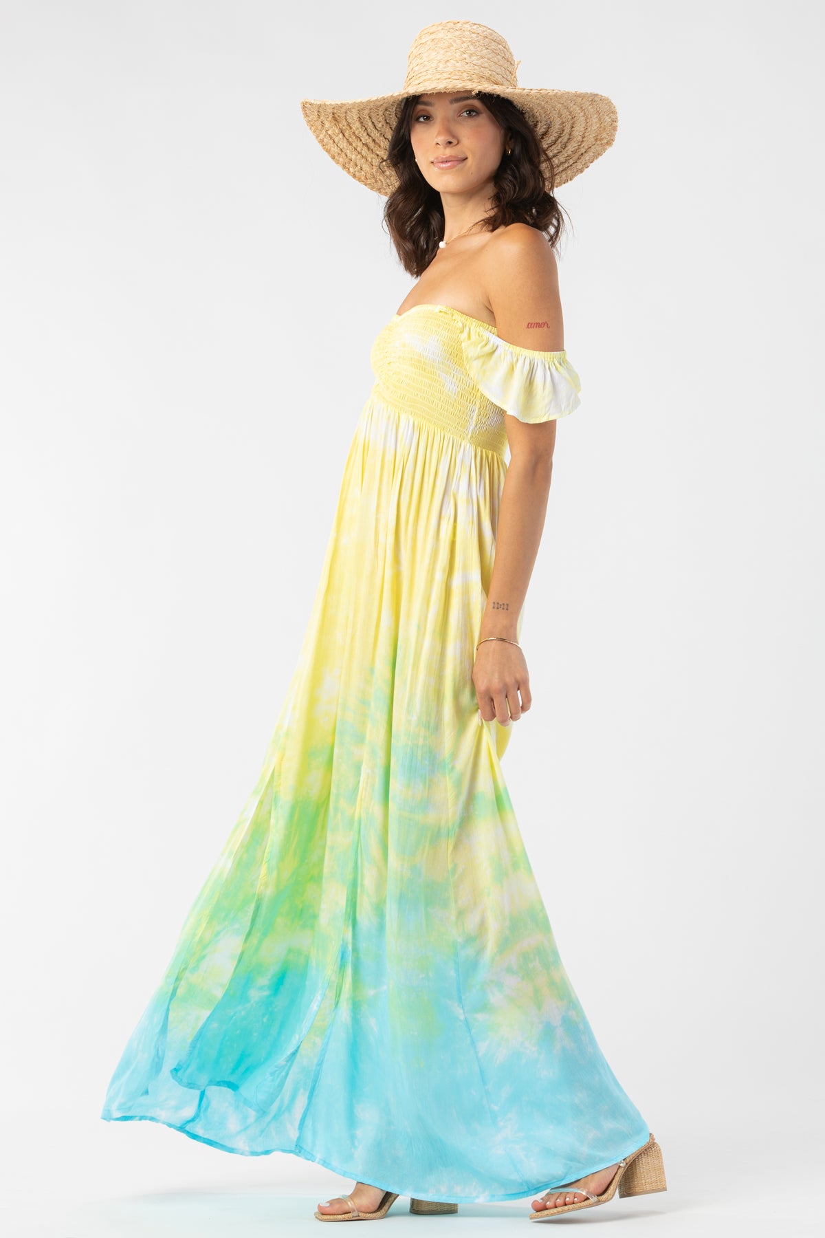 Vista lateral del vestido largo Tiare Hawaii Hollie con diseño fluido y colores degradados en amarillo y verde para un outfit veraniego chic