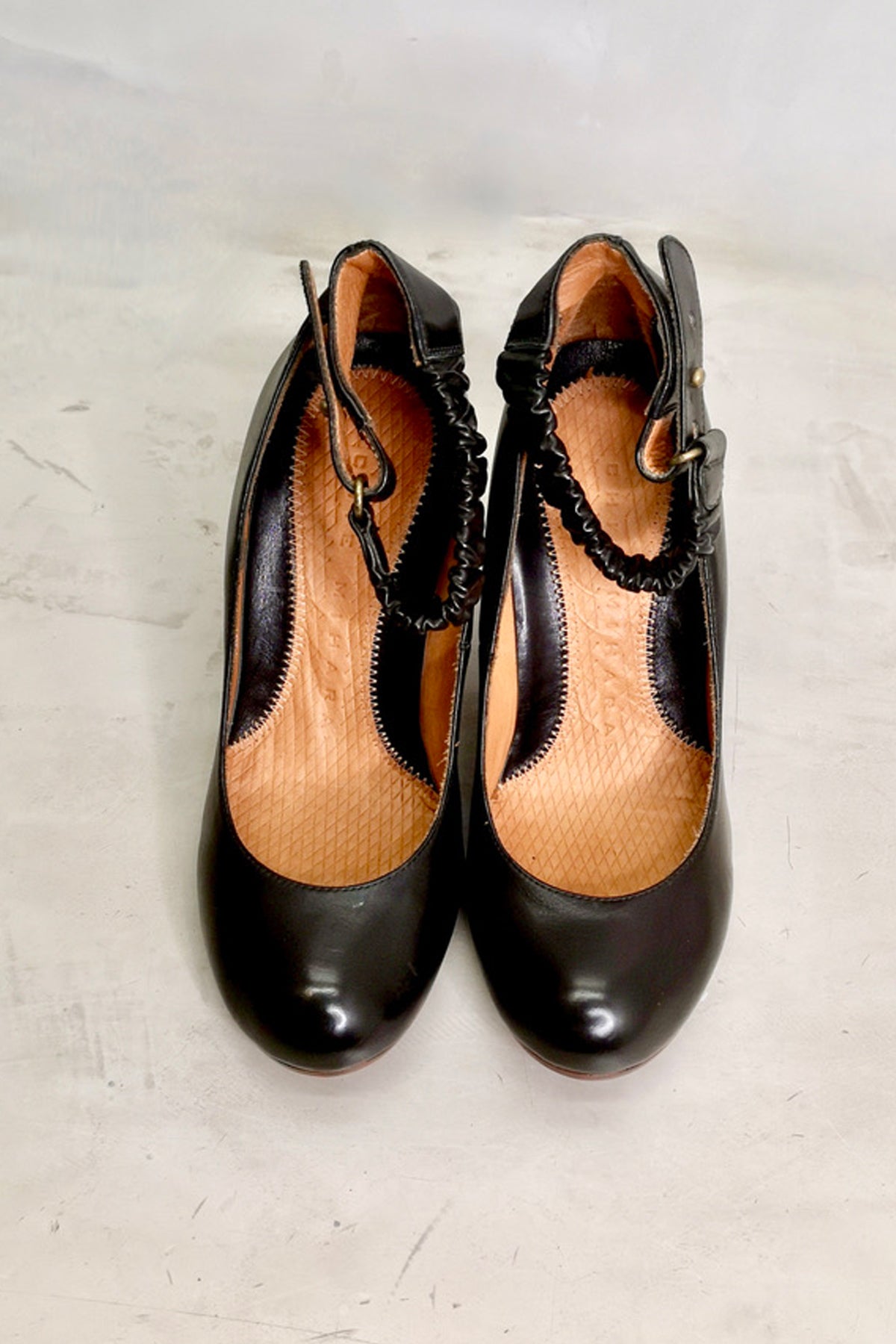 Vista superior de los zapatos Chie Mihara Obelie en piel negra con tacón medio y correa ajustable para mayor comodidad