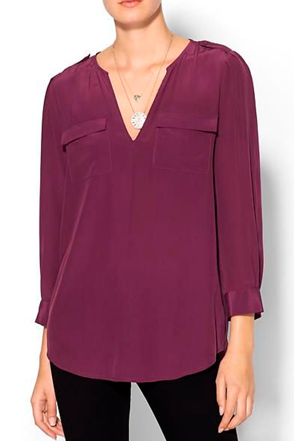 Modelo mostrando la blusa Joie Marlo en color Shiraz con combinación de texturas y diseño elegante para eventos especiales