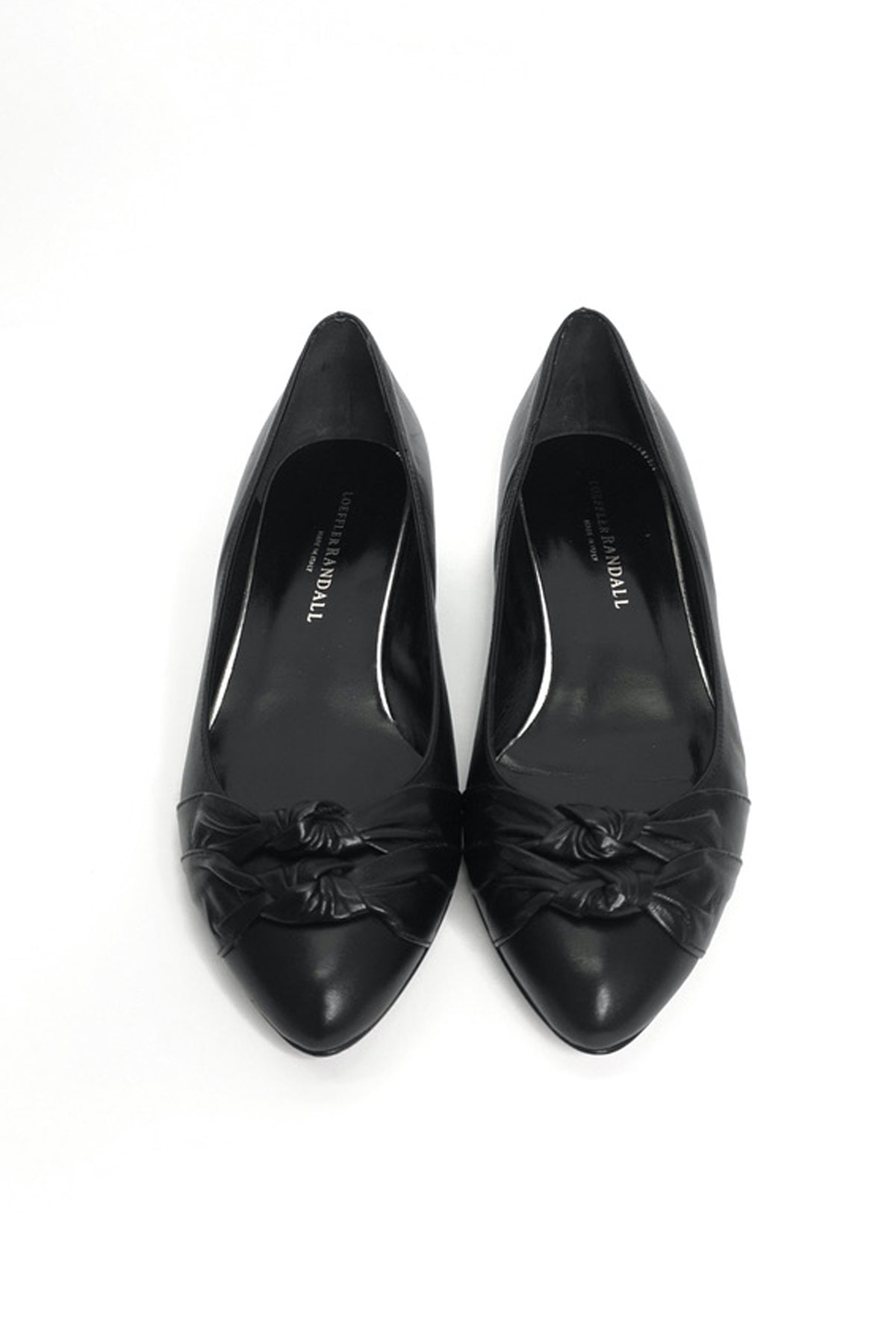 Zapatos Millie planos presentados sobre fondo blanco, mostrando su diseño minimalista y versatilidad para cualquier outfit