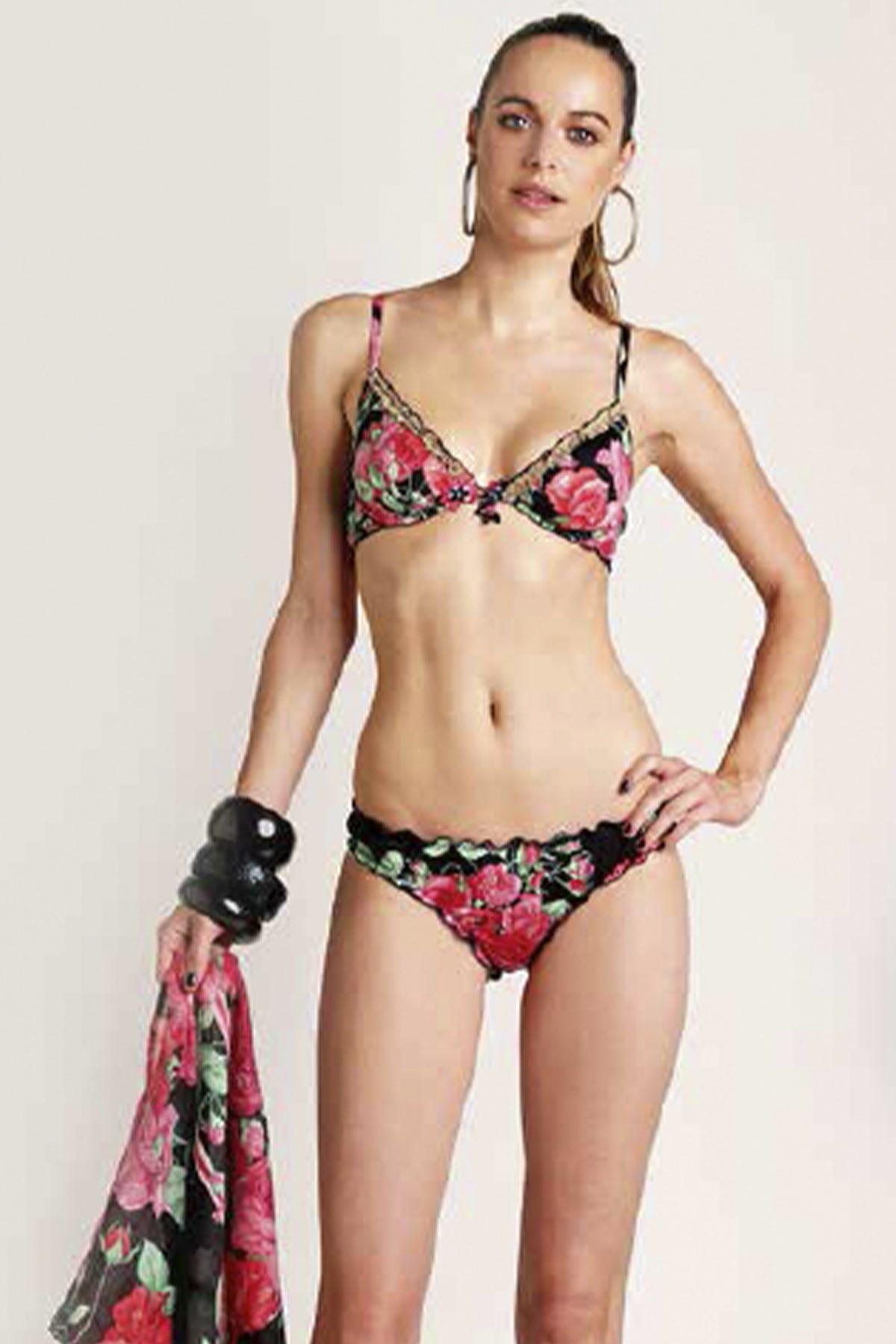 Modelo posando de frente con el bikini floral Raffaela D'Angelo, mostrando el diseño elegante y el ajuste favorecedor del top