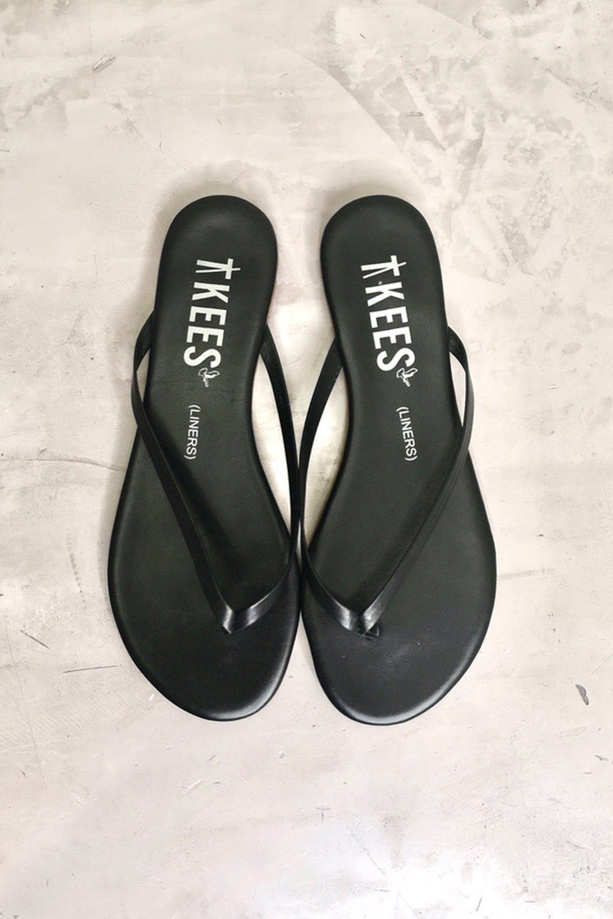 Tkees Black Flip Flops vistas desde arriba, sandalias planas con diseño sencillo y elegante perfectas para cualquier ocasión