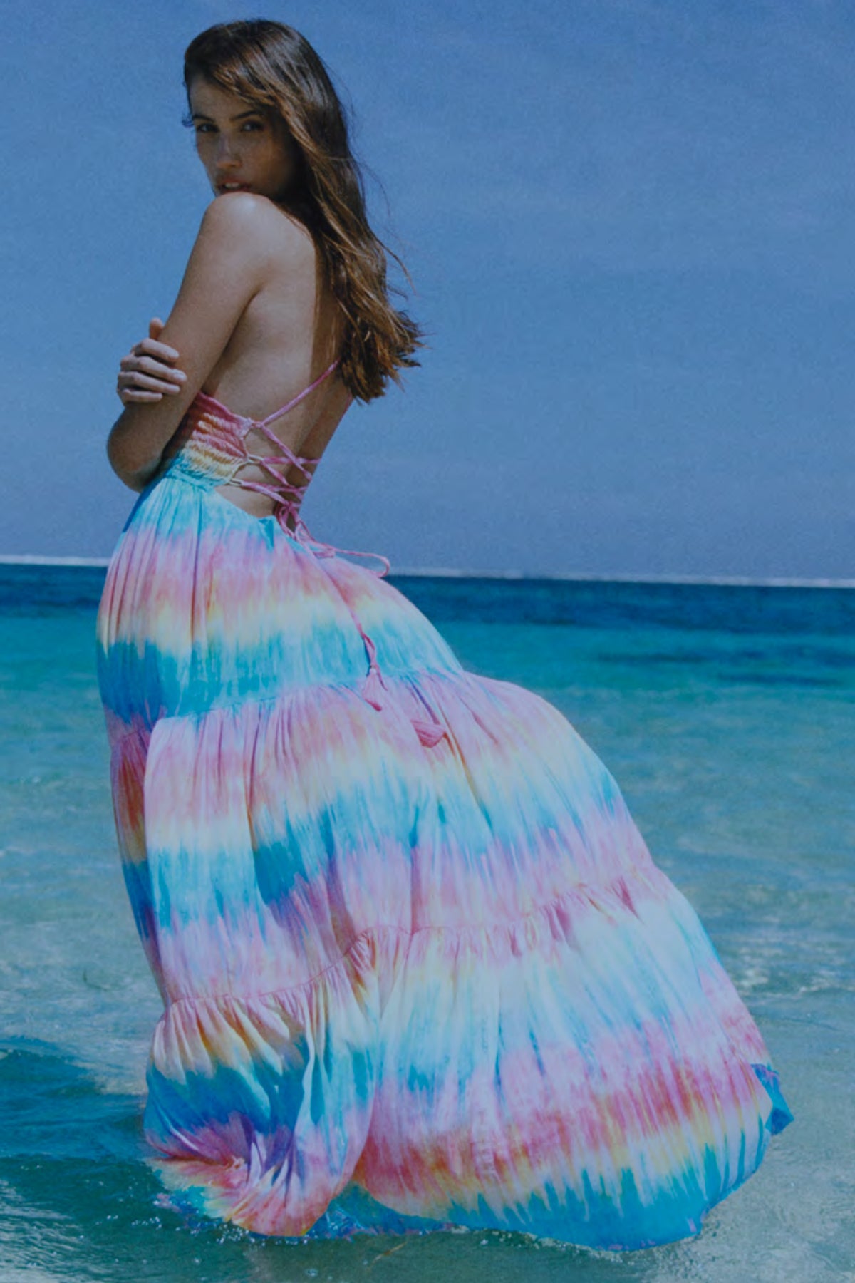 Vista lateral del vestido Kailani maxi de Tiare Hawaii, destacando su silueta fluida y el diseño con tirantes regulables