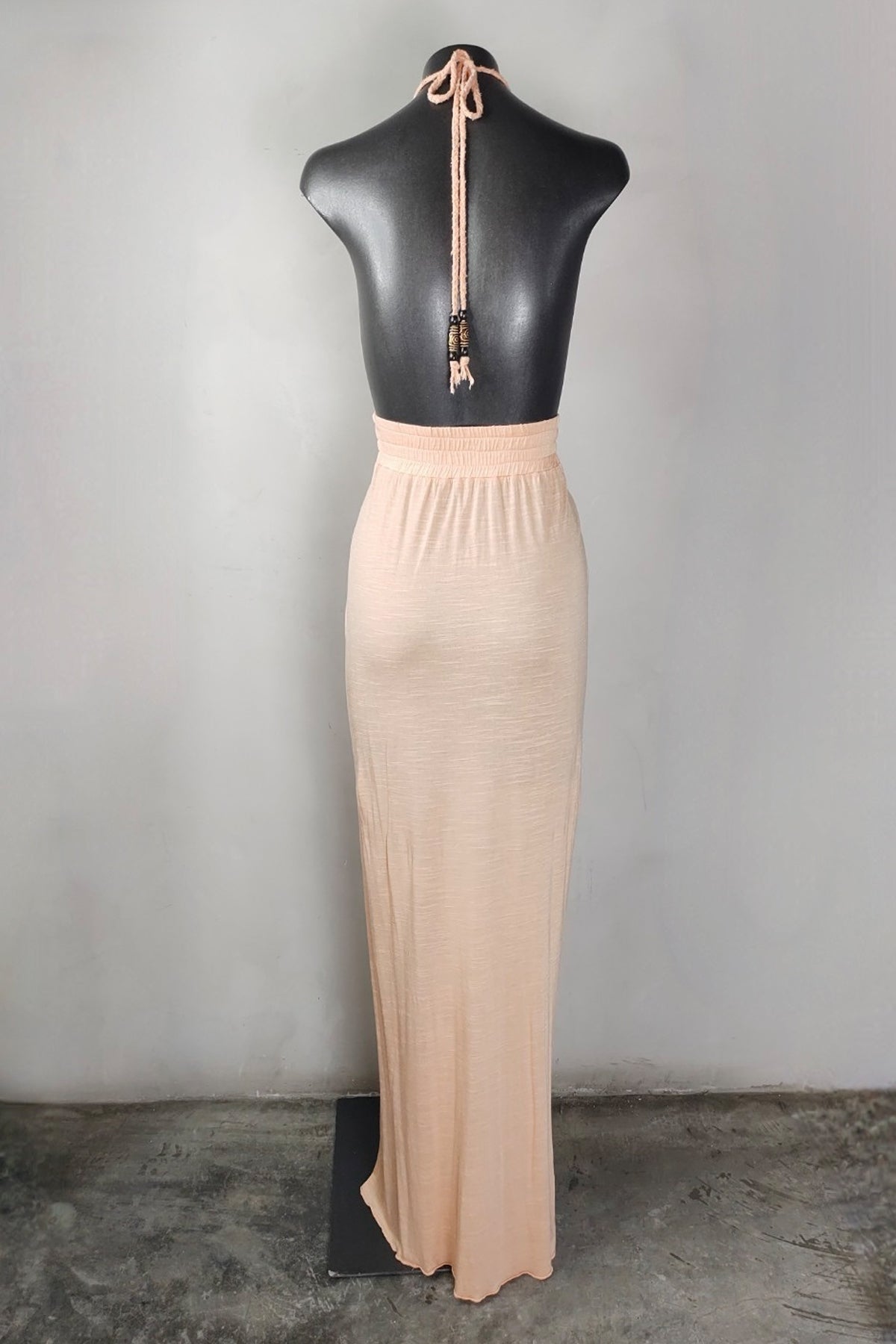 Maniquí con vestido largo T Bags Los Angeles salmon en vista trasera, mostrando tirantes cruzados y tejido ligero de rayón