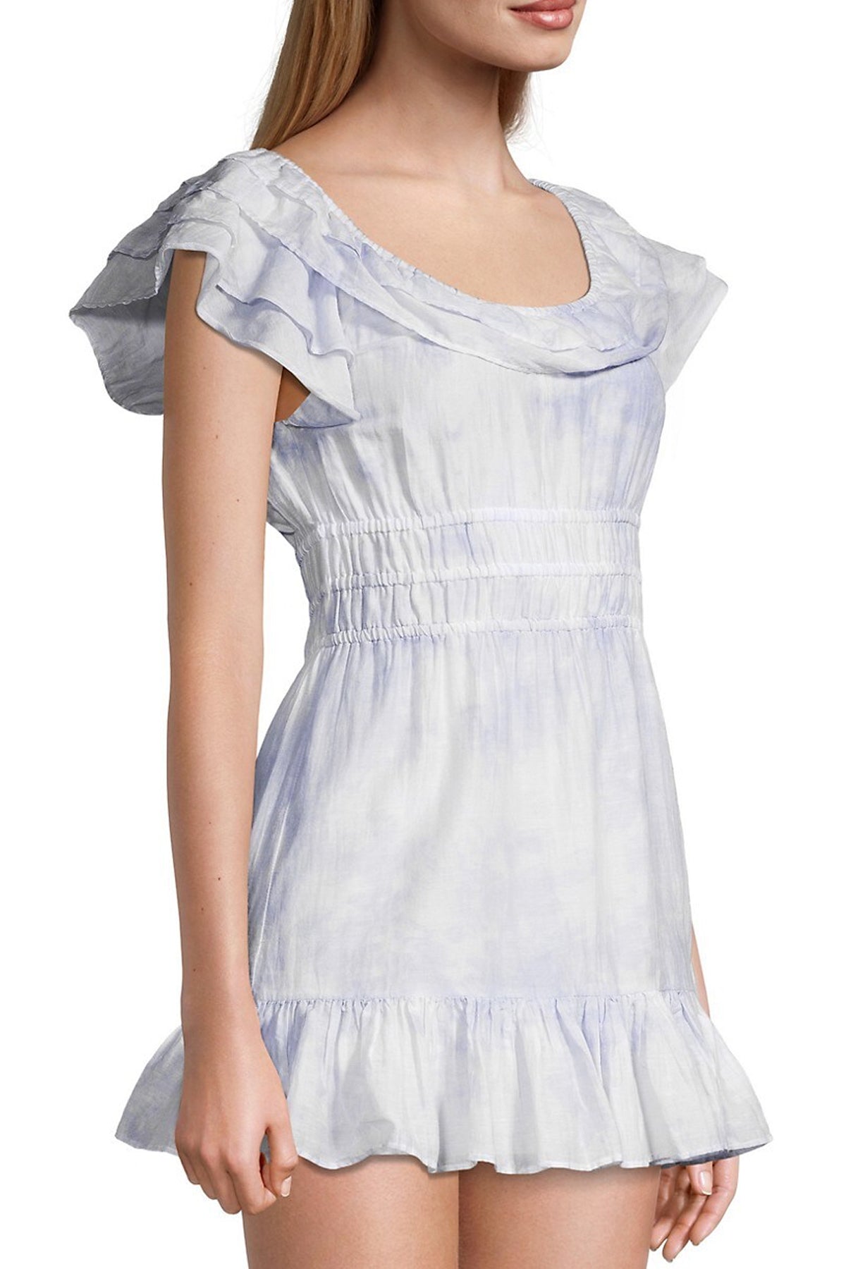 Vista lateral del vestido Kamie de LoveShackFancy en modelo, destacando corte entallado en cintura y falda fluida