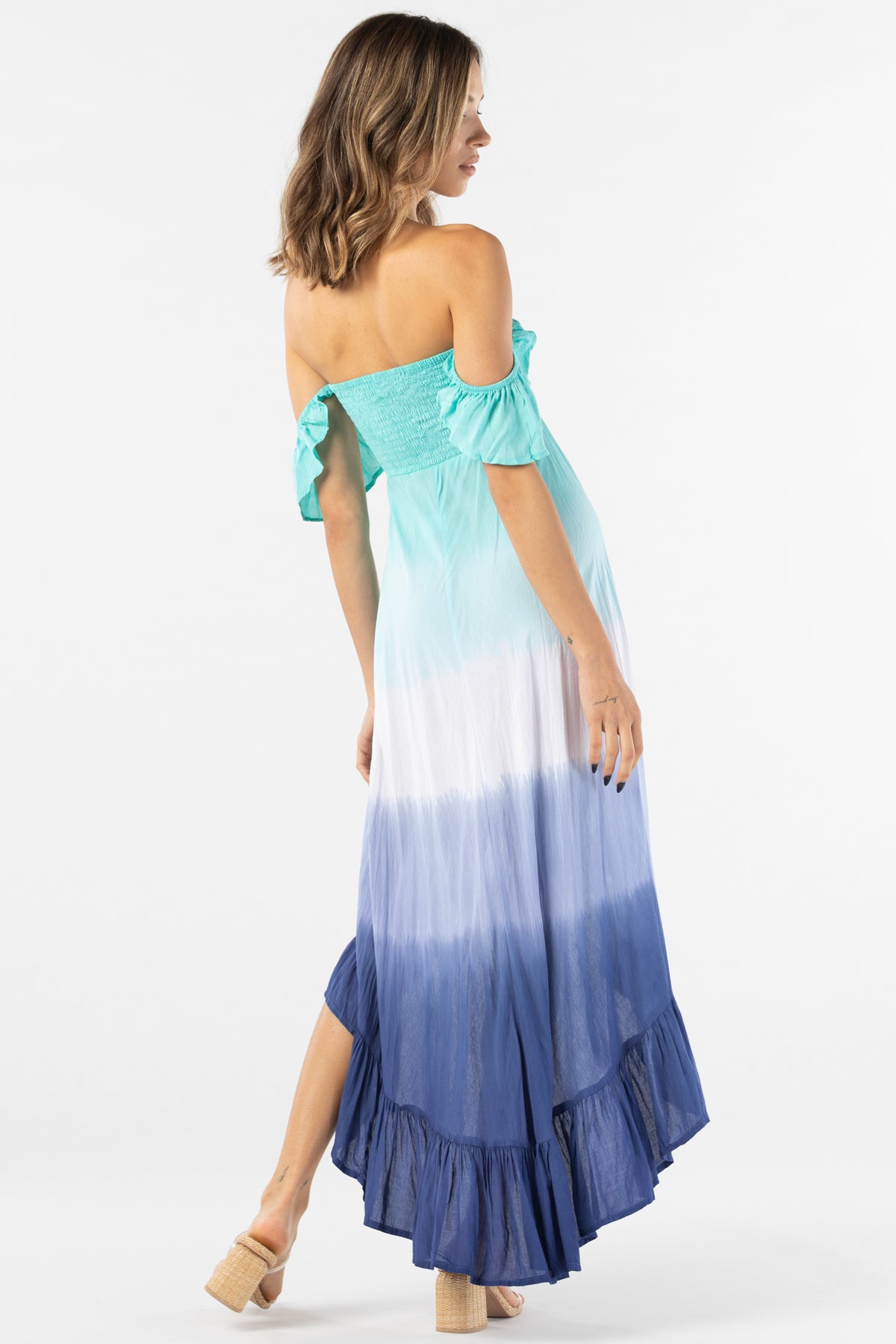Modelo de espaldas con vestido maxi Tiare Hawaii Brooklyn en ombré teal, blanco y navy con estilo vaporoso y cómodo para verano