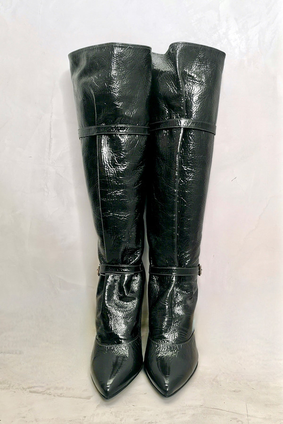 Botas de charol Sigerson Morrison en negro brillante con diseño elegante y tacón cómodo para un estilo sofisticado y moderno